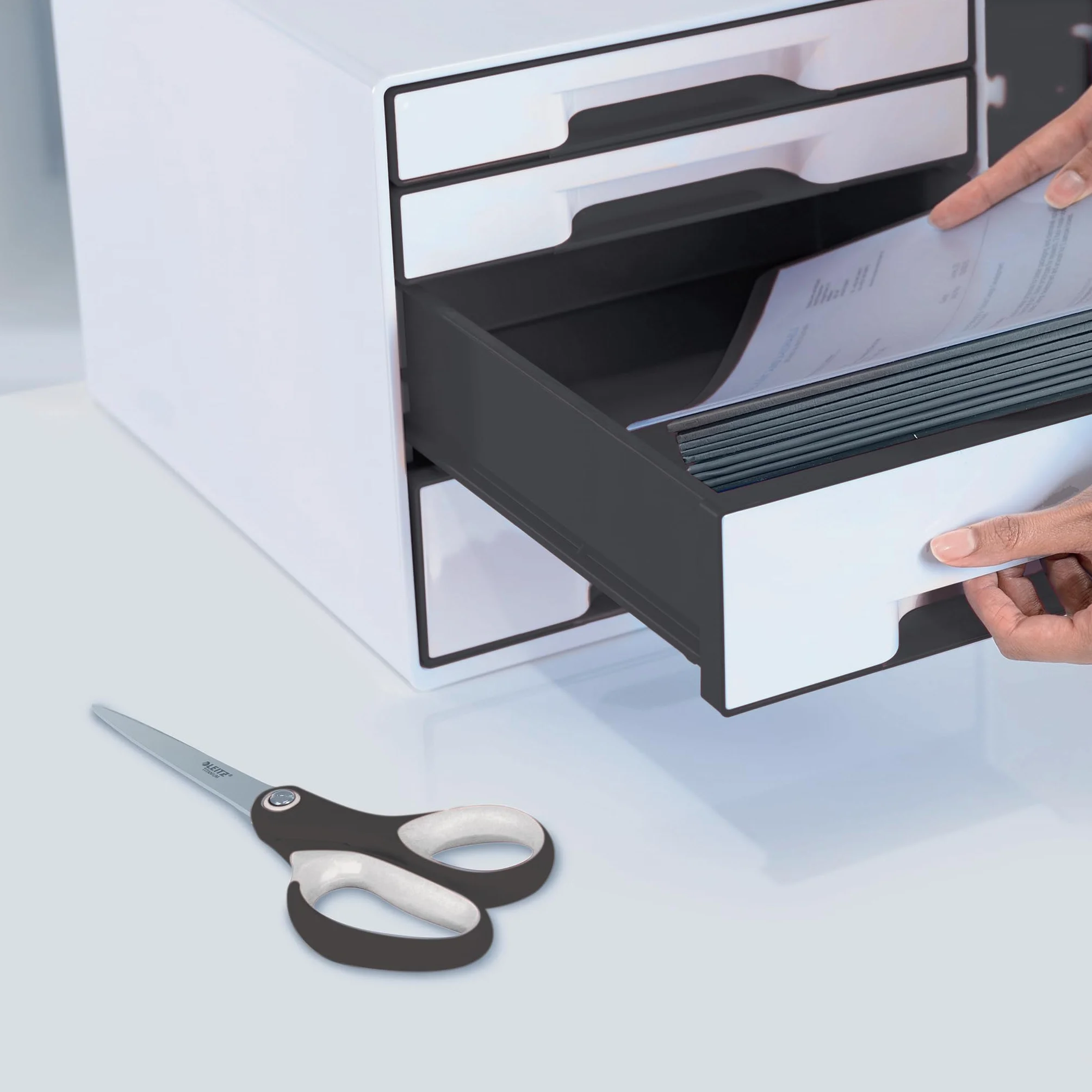 Leitz, Nożyczki Tytanowe Leitz WOW, dla Osób Prawo- i Leworęcznych, 6,7 x 1,5 x 15 cm, Ergonomiczny Uchwyt, Kolekcja WOW, Kolor Czarny, 53192095