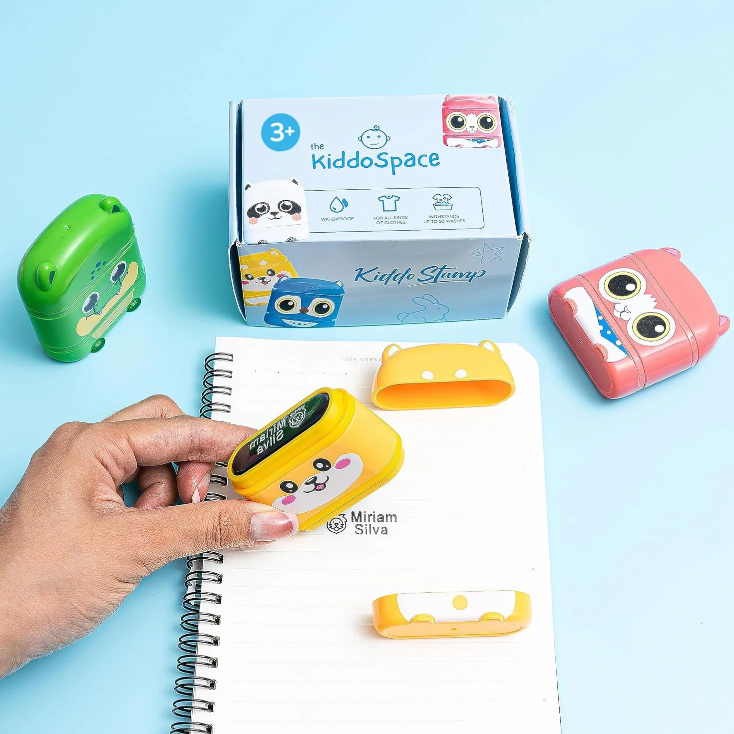 KiddoSpace stemple z imieniem dla dzieci - Kiddostamp dwustronna spersonalizowana pieczęć z imieniem - spersonalizowane znaczki odzieżowe - wodoodporna pieczęć z imieniem (biały + czarny atrament)