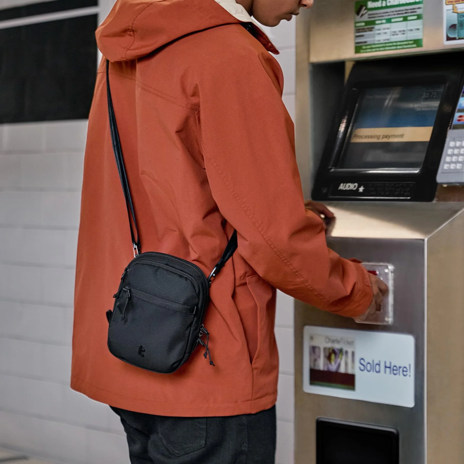 tomtoc Saszetka na Ramię/Szyldzik Podróżny z Blokadą RFID | Antykradzieżowa, Lekka | Na paszport, telefon i małe przedmioty jak Osmo Pocket 3 | Organizer