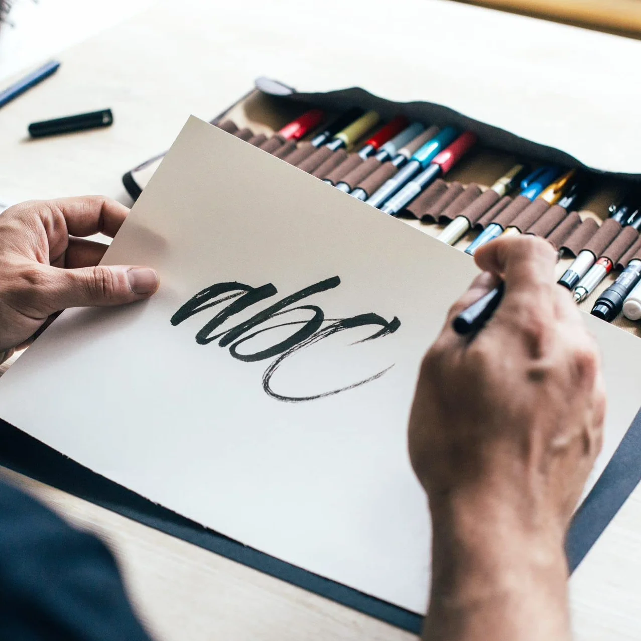 TRITART Zestaw 8 ołówków do kaligrafii - Długopisy pędzelkowe z różnymi końcówkami pióra - Czarne flamastry z najlepszymi japońskimi odcieniami - Handletter Fineliner i kredki do malowania