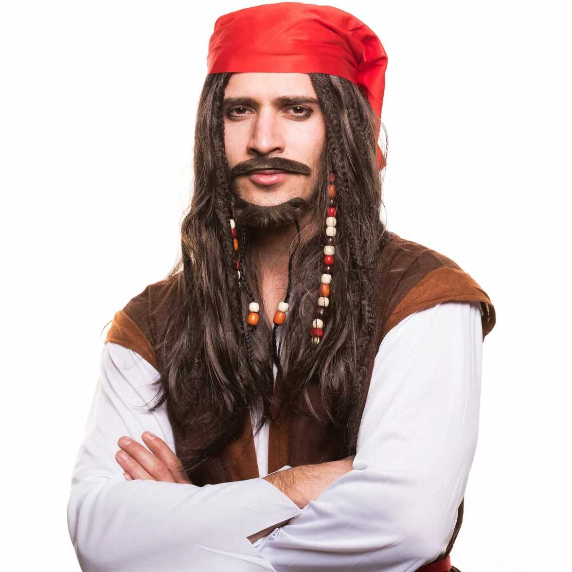 Piracka peruka z perami i czerwon chustk dla idealnego kostiumu pirata na przebieranki i karnawa.