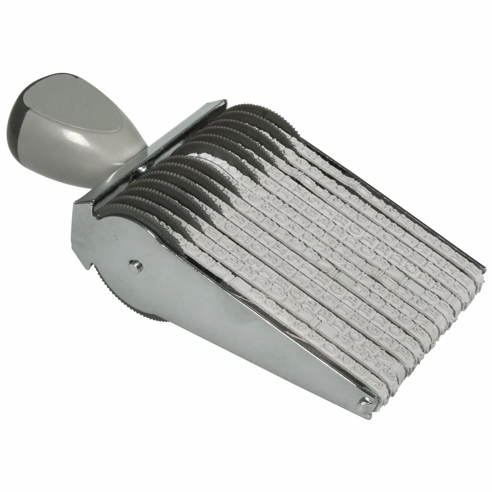 Rayher 29019000 pieczątka na taśmie słownej, 13 indywidualnie regulowanych taśm z literami, cyframi i znakami, wysokość czcionki: 4 mm słowo/długość tekstu: 6,8 mm, metal, 2,35 x 1,3 x 0,5 cm