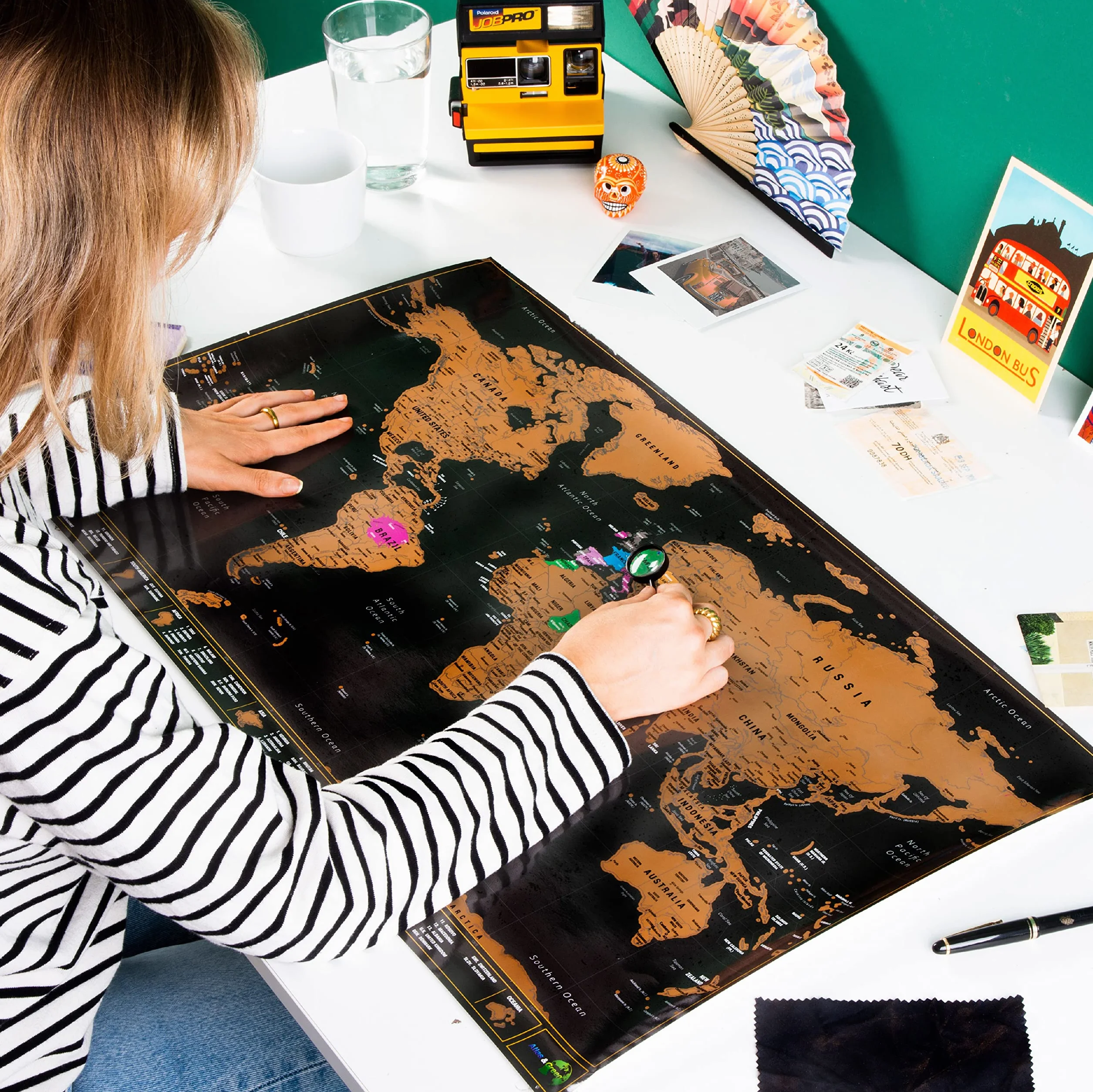 Atlas & Green Duża Mapa Świata Do Zdrapywania - Szczegółowa Kartograficzna Zdrapka Ze Stanami USA, Zestawem Akcesoriów I Elegancką Tubą Prezentową - 70x42 cm