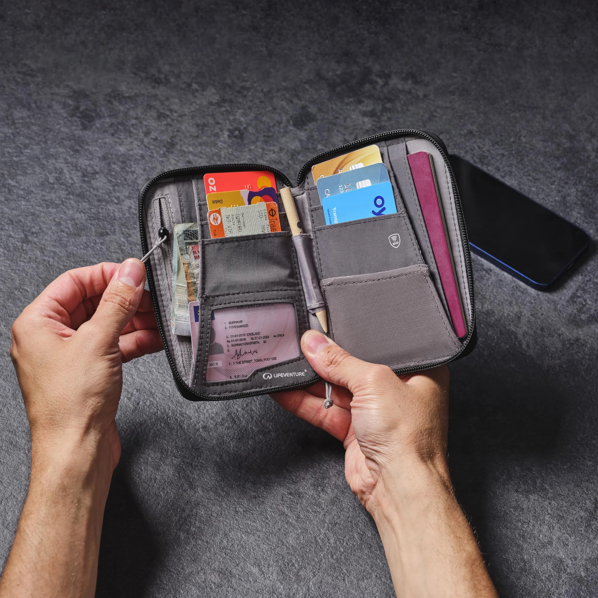 Lifeventure Mini portfel podróżny z ochroną RFID – składany portfel z zamkiem błyskawicznym i etui na paszport do podróży, przyjazny dla środowiska, materiał nadający się do recyklingu (szary)