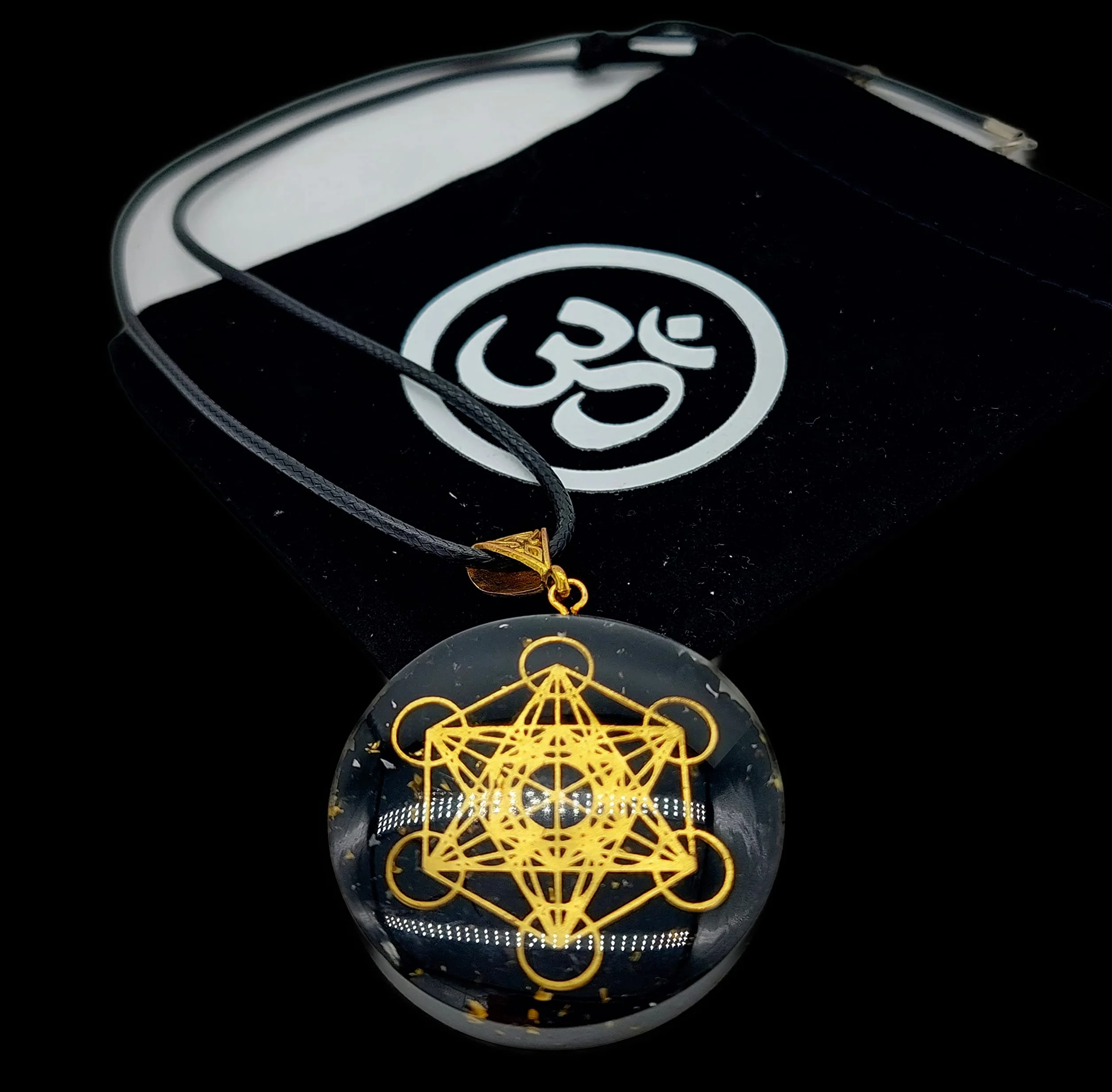 Orgonit czarny turmalin kamień szlachetny czakra amulet okrągły z kostką Metatrons w pudełku na biżuterię | ochrona energii szczęście harmonia, ca. 4 cm Durchmesser, Metal
