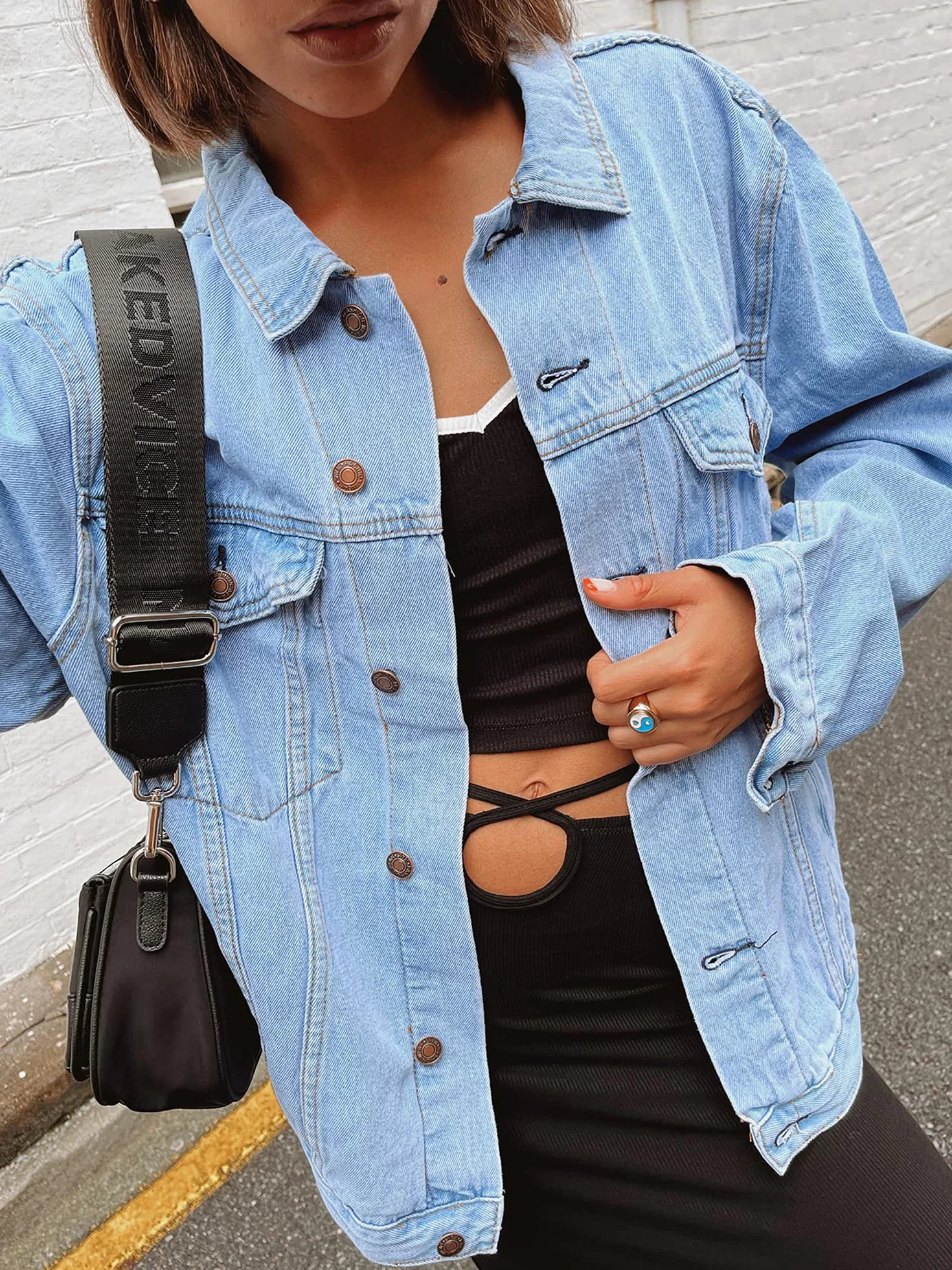 Damska oversize’owa kurtka jeansowa vintage z długim rękawem, fason boyfriend