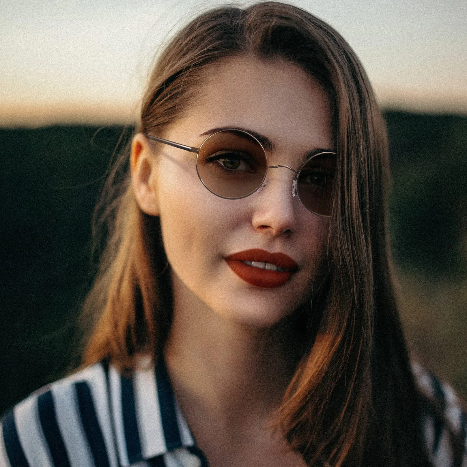 Joopin Vintage Lennon Okrągłe Okulary Przeciwsłoneczne Damskie - Spolaryzowane Okulary Przeciwsłoneczne UV400 Ochronne z Metalową Ramką Retro Circle Dla Mężczyzn i Kobiet