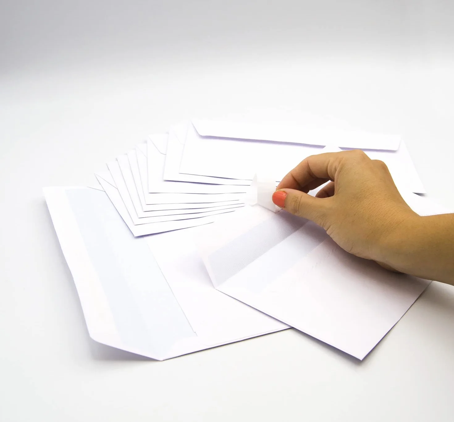 Sobres de Papel, Sobre Blanco Americano Sin Ventana, Medida 225 x 115 mm, Sobres Papel Blancos para Cartas y Documentos, Sobres 90 g/m² con Cierre Autoadhesivo · m-office (25 uds)