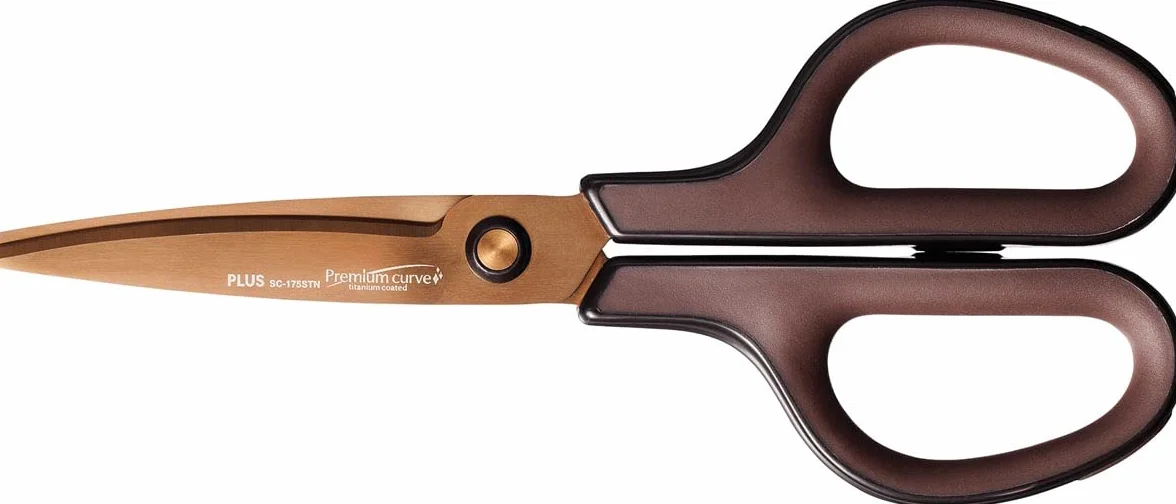 PLUS Japan, Fitcut Curve Premium tytanowa powłoka w kolorze brązowym, długość 17,5 cm