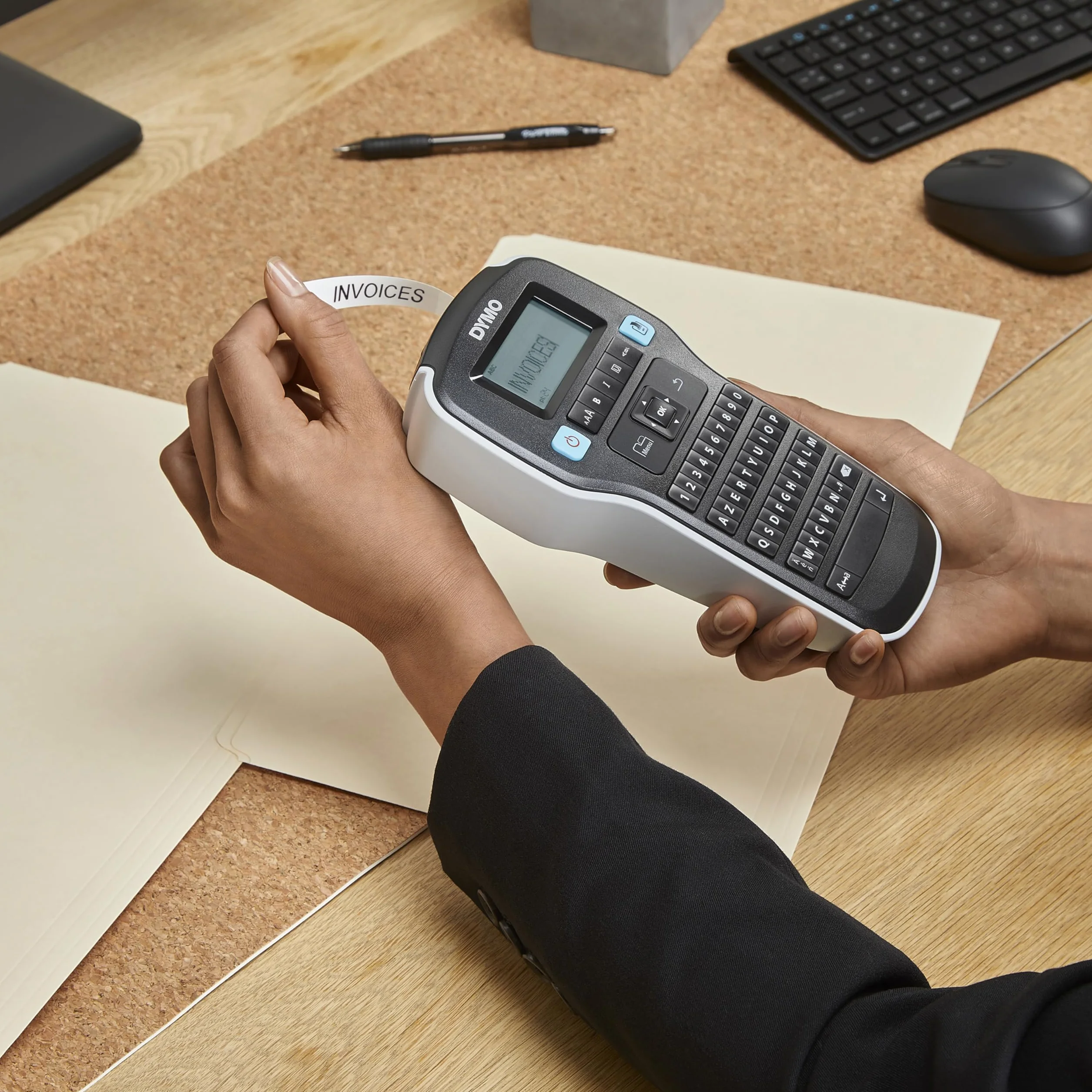 DYMO LabelManager 160 Zestaw startowy do drukarki etykiet | Ręczna drukarka etykiet | z 3 rolkami taśmy Dymo D1 Label Tape | Klawiatura QWERTY | Idealne rozwiązanie do biura lub domu