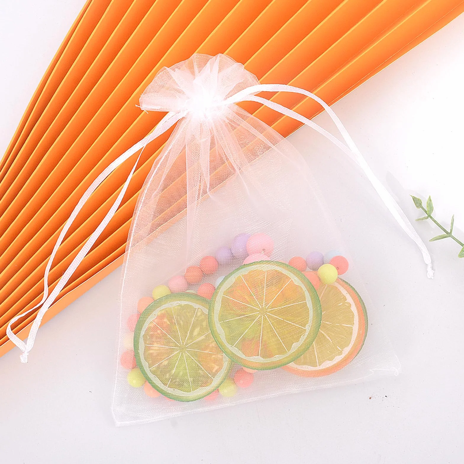 ZHITENG 100 sztuk Woreczki z organzy, 7 × 9 cm woreczki na prezenty ze sznurkiem satynowe małe przezroczyste torby na prezenty, na ślub Boże Narodzenie urodziny rocznica (biały)
