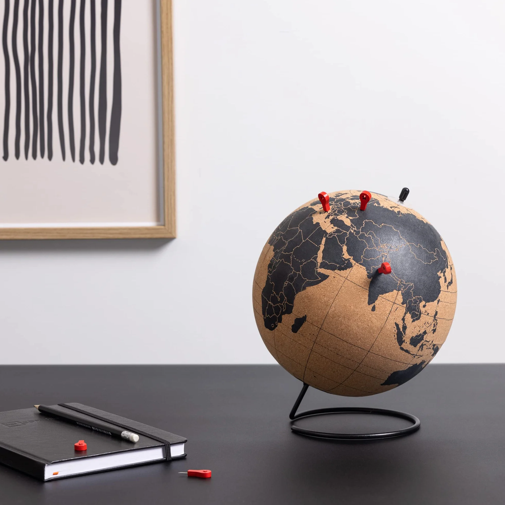 Navaris Cork Earth Globe - Globus Mapa świata do przypinania 20 x 25 cm z 10 czerwonymi drewnianymi pinezkami - Mapa świata okrągła dekoracja biura podróży