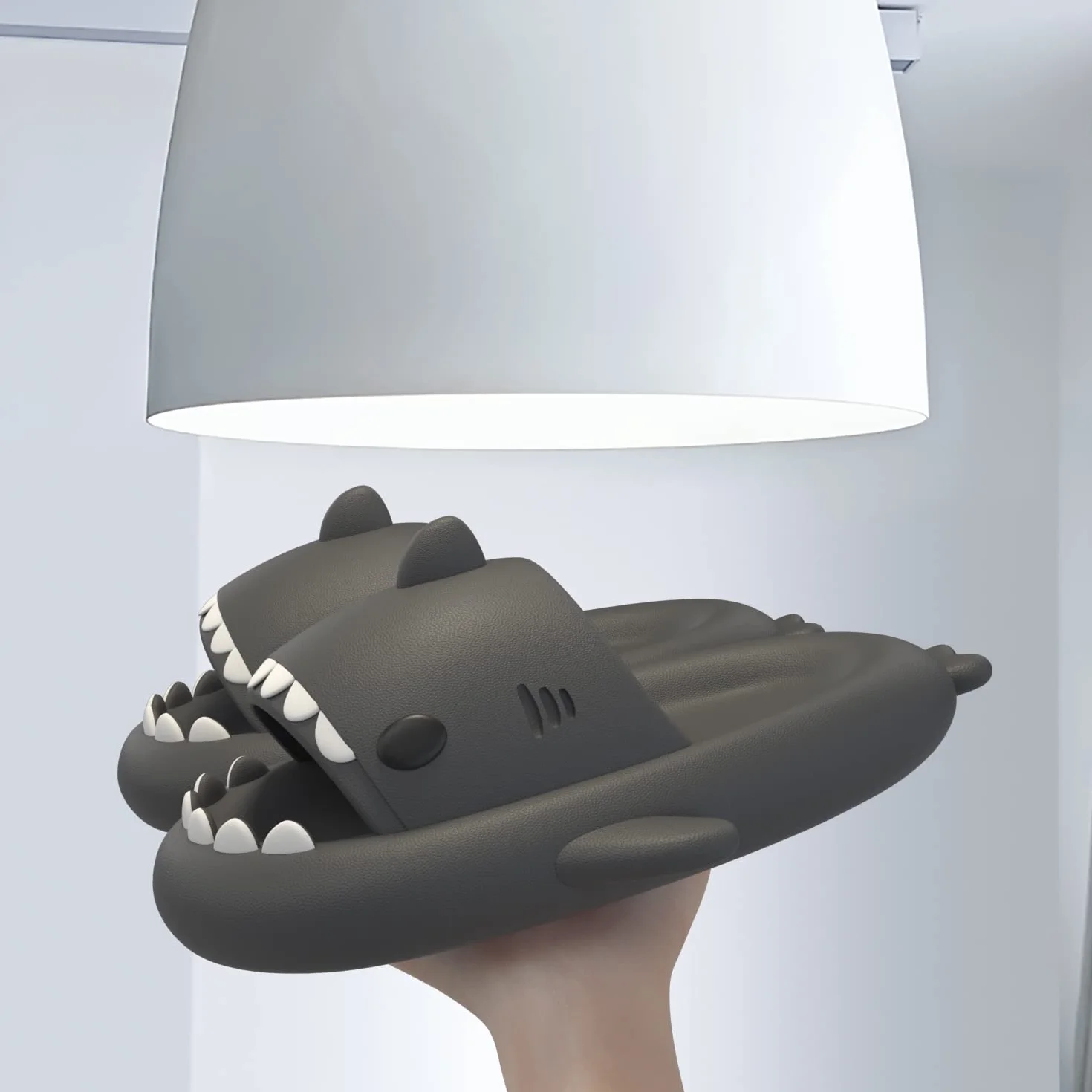 ChayChax Cloud Shark Antypoślizgowe klapki z otwartym noskiem, wygodne, z amortyzującą grubą podeszwą, kreskówkowy wzór, pod prysznic, do domu i na zewnątrz, dla chłopców/dziewcząt
