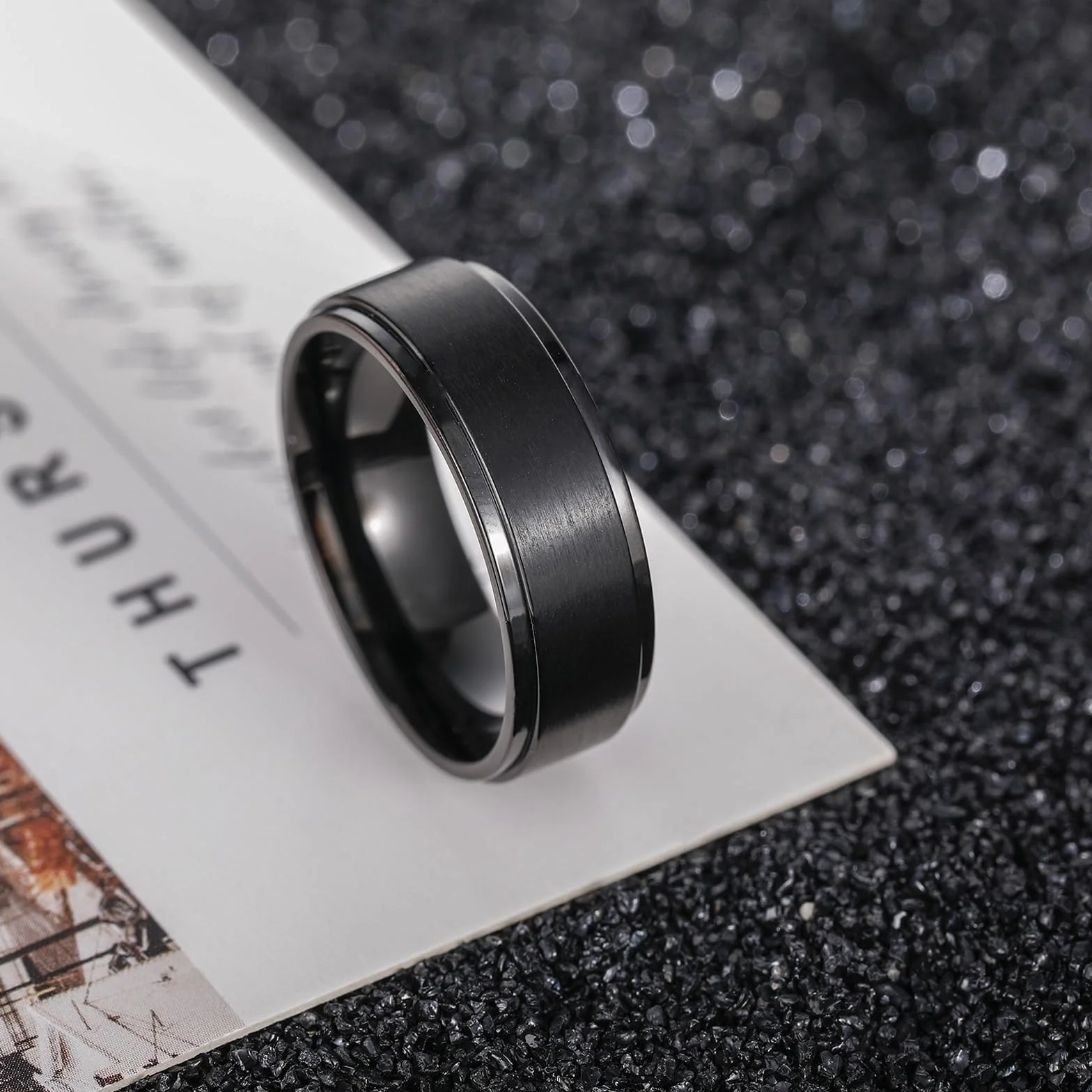 Obrączki ślubne czarne z grawerunkiem, pierścionek z tytanu 4 mm/6 mm/8 mm/10 mm szczotkowane pierścionki partnerskie proste i proste modna biżuteria pierścionki partnerskie rozm. 47-75