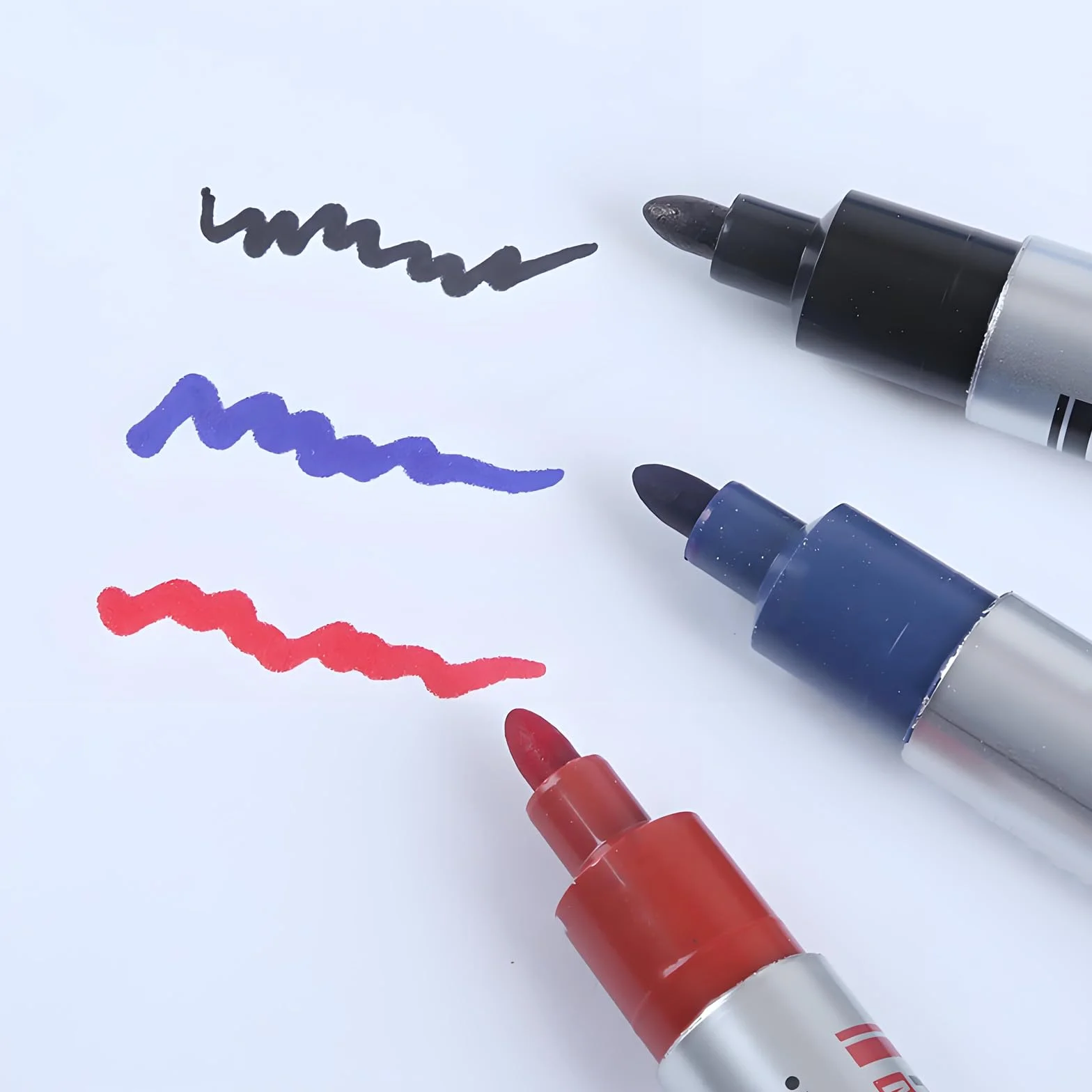 8-częściowy zestaw permanentnych markerów - 3 czarne, 3 niebieskie, 2 czerwone - akrylowe pisaki, szybkoschnące wodoodporne markery akrylowe, permanentny marker wodoodporny, akrylowe pisaki