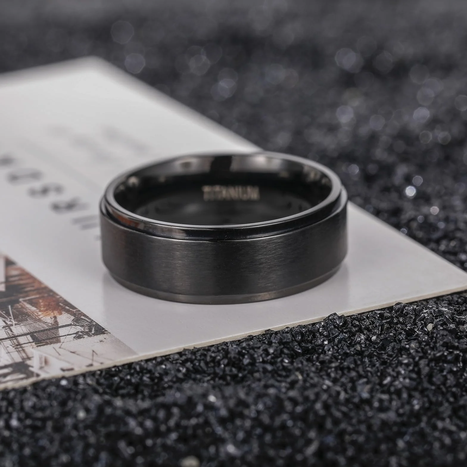 Obrączki ślubne czarne z grawerunkiem, pierścionek z tytanu 4 mm/6 mm/8 mm/10 mm szczotkowane pierścionki partnerskie proste i proste modna biżuteria pierścionki partnerskie rozm. 47-75