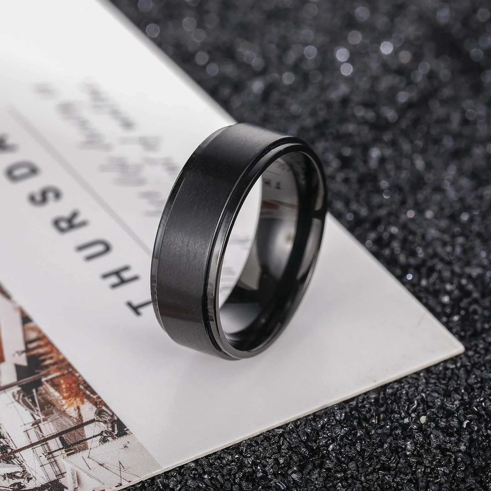 Obrączki ślubne czarne z grawerunkiem, pierścionek z tytanu 4 mm/6 mm/8 mm/10 mm szczotkowane pierścionki partnerskie proste i proste modna biżuteria pierścionki partnerskie rozm. 47-75