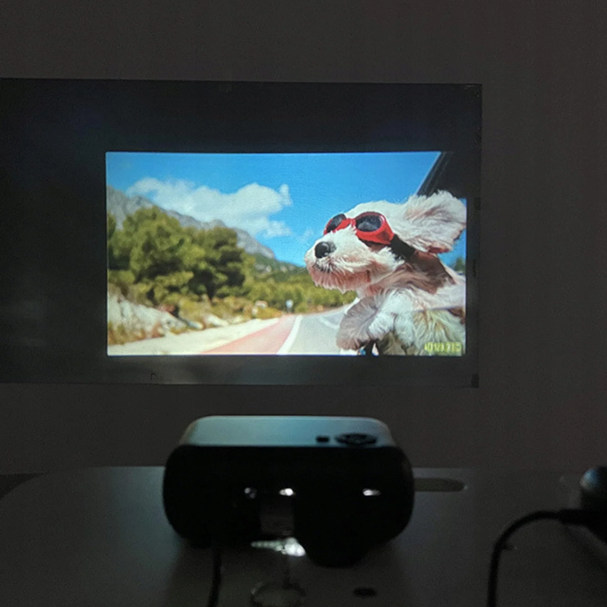 A10 - Przenośny Projektor LED – Rzutnik Idealny do Kina Domowego - Kompatybilny z Telefonem, Laptopem, PC, Windows i Android – Doskonały Obraz i Dźwięk w Dłoni