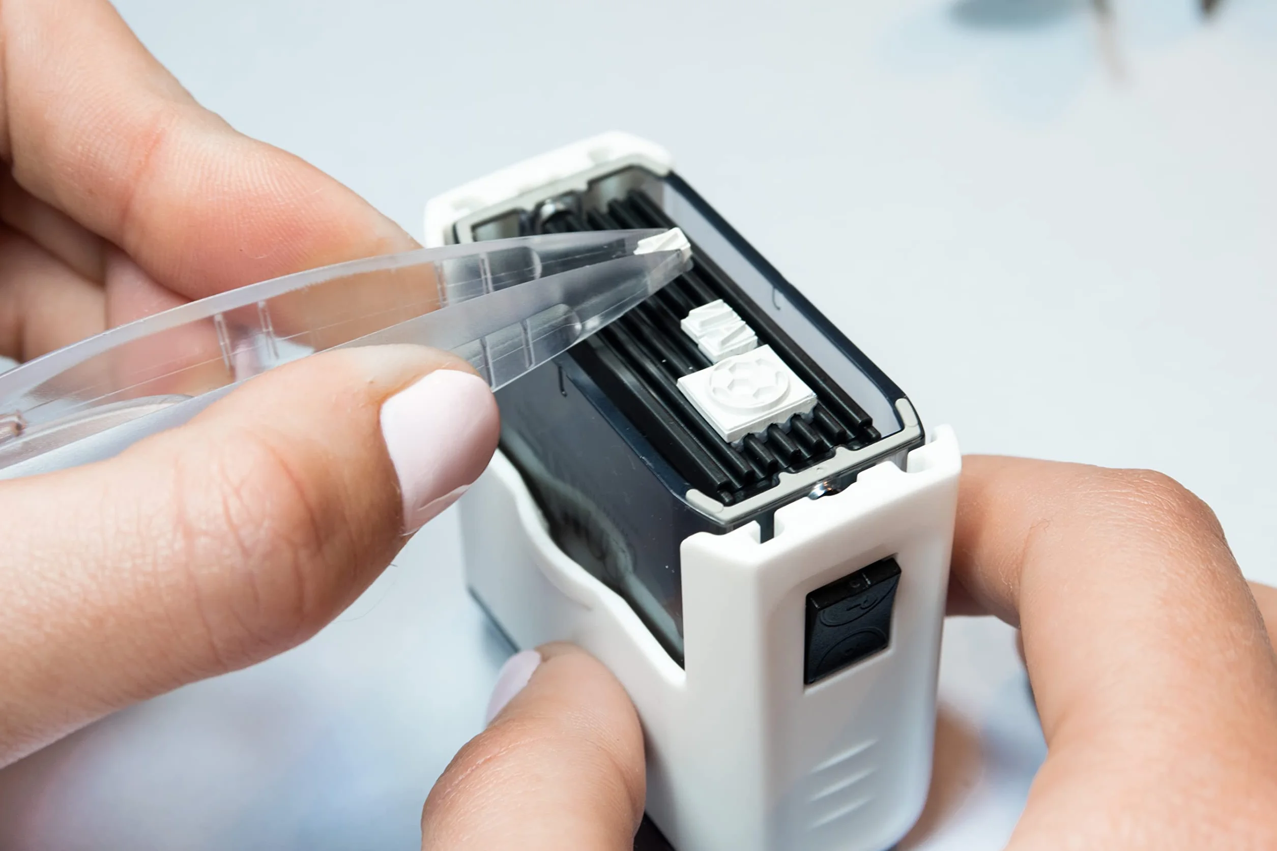 Mine Stamp - Kompaktowy stempel do ubrań i książek | Personalizowana kompaktowa pieczątka dla ubrań dorosłych i dzieci | Spersonalizowana pieczątka z imieniem dla ubrań dziecięcych