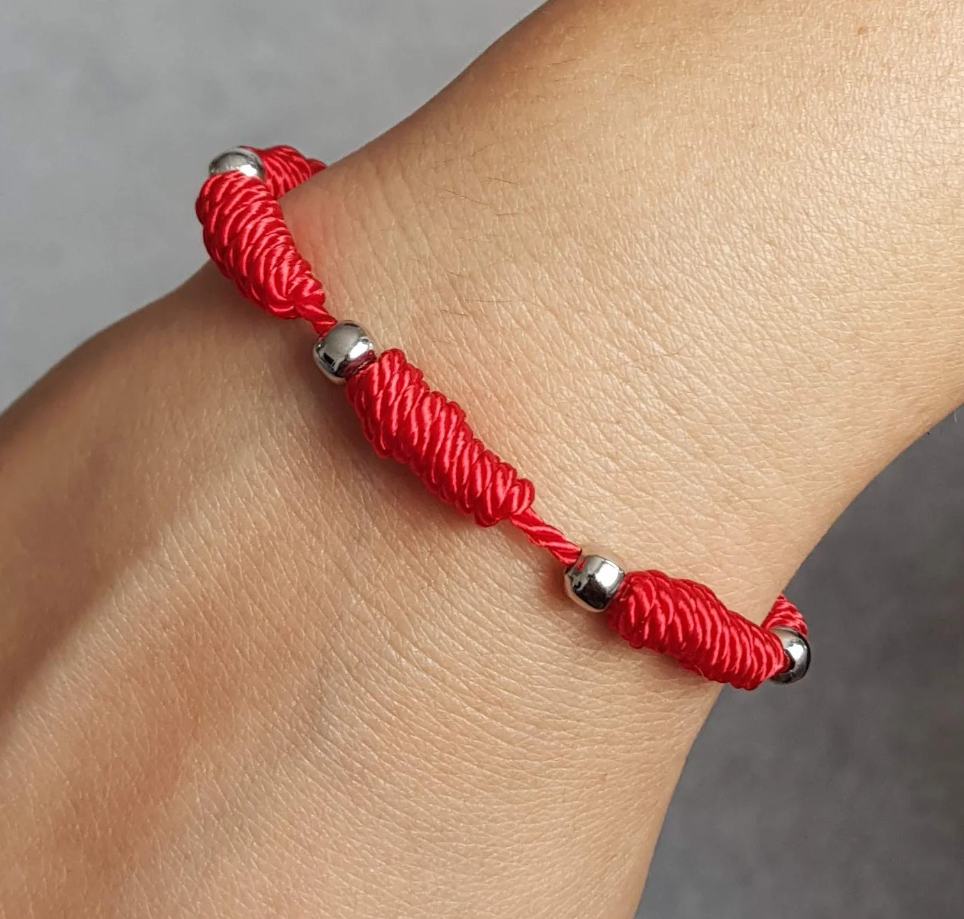 MYSTIC JEWELS by Dalia bransoletka Kabała – sznurek 7 węzłów z czerwonej nici z kulkami, uniseks, regulowana, ochrona przed złym okiem - dobre szczęście, dobry szczęście i stal nierdzewna,
