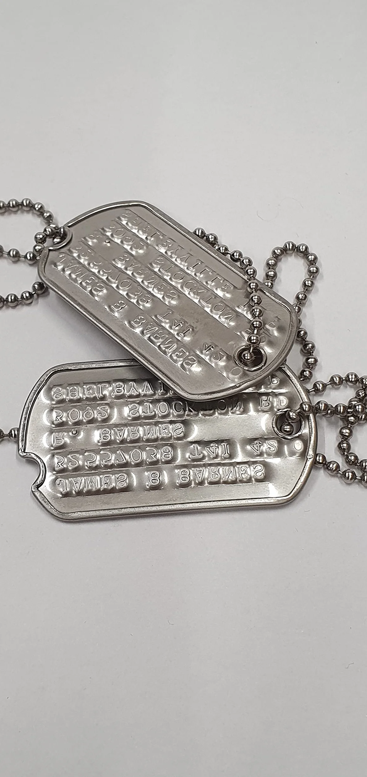 Zestaw nieśmiertelników ze stali nierdzewnej z wytłoczonym napisem "Bucky Barnes" z II wojną światową