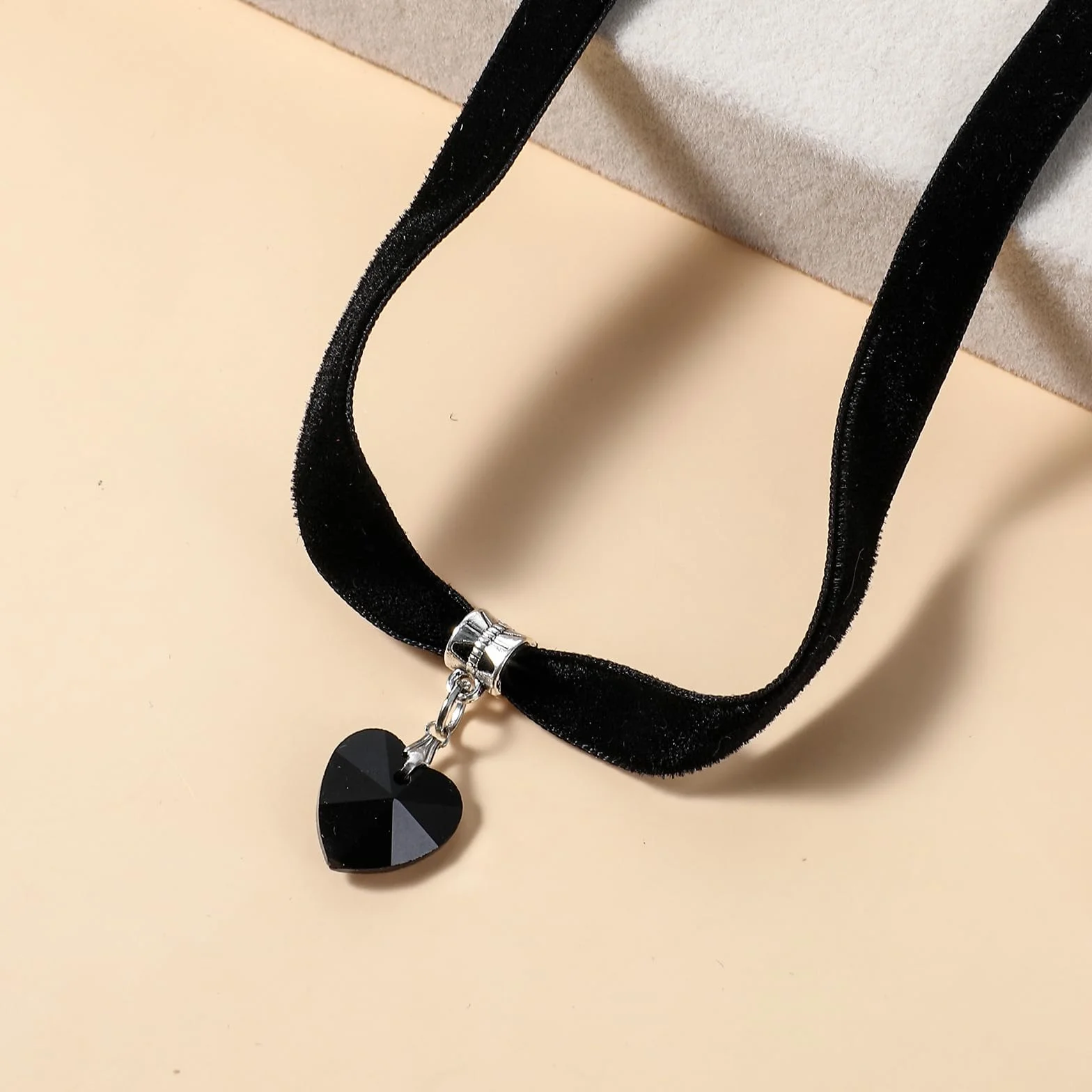 Mabor Czarny choker naszyjniki dla kobiety serce choker naszyjnik regulowany czarny aksamitny choker dla kobiet dziewcząt gotycki kołnierz łańcuszek miłość miękki Y2k estetyczny naszyjnik, flanela,