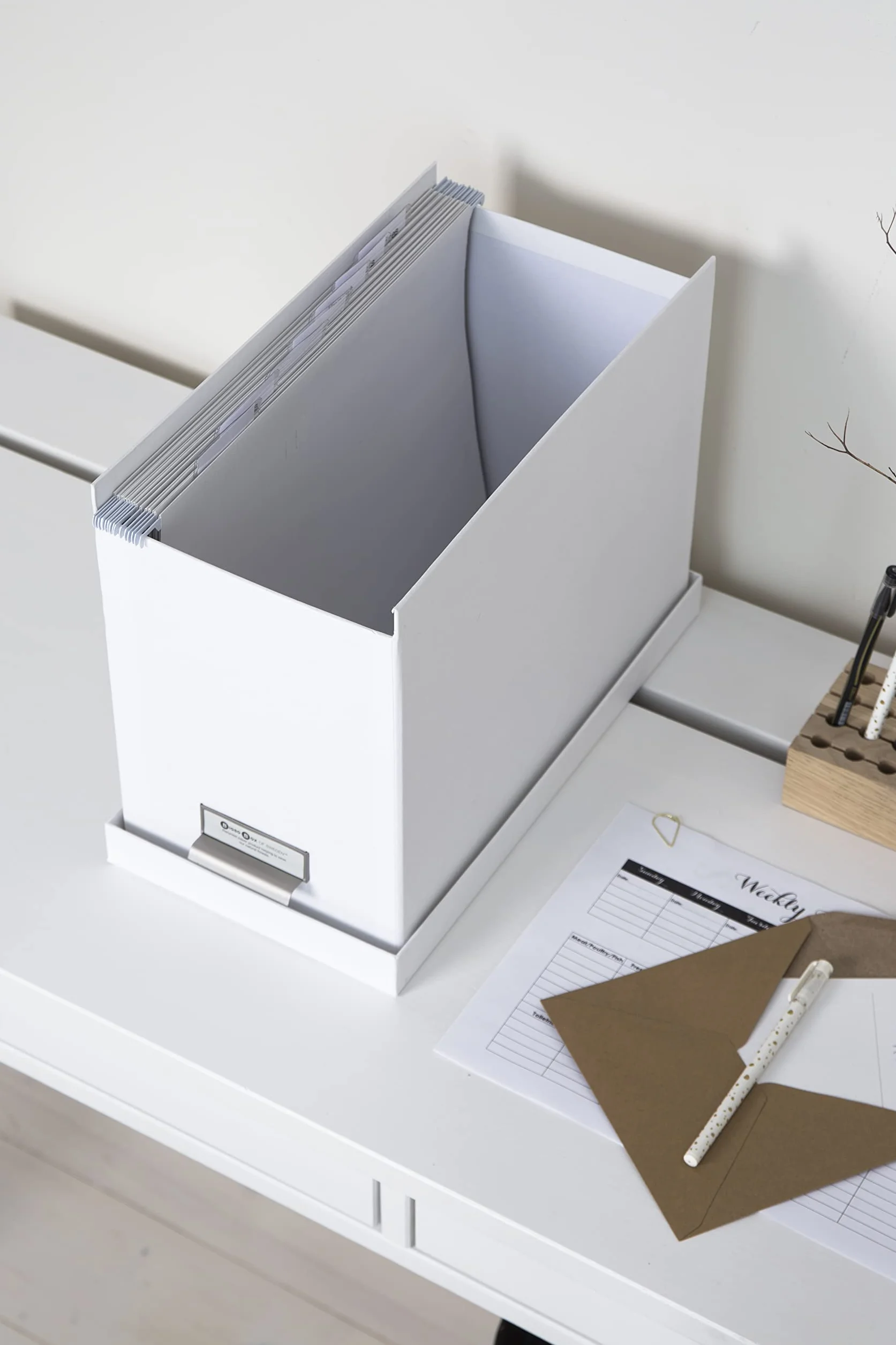 Bigso Box of Sweden JOHAN wiszące pudełko na teczki z pokrywką – stylowe pudełko archiwalne z 8 skoroszytami – pudełko na teczki wiszące z płyty pilśniowej i papieru, kolor biały