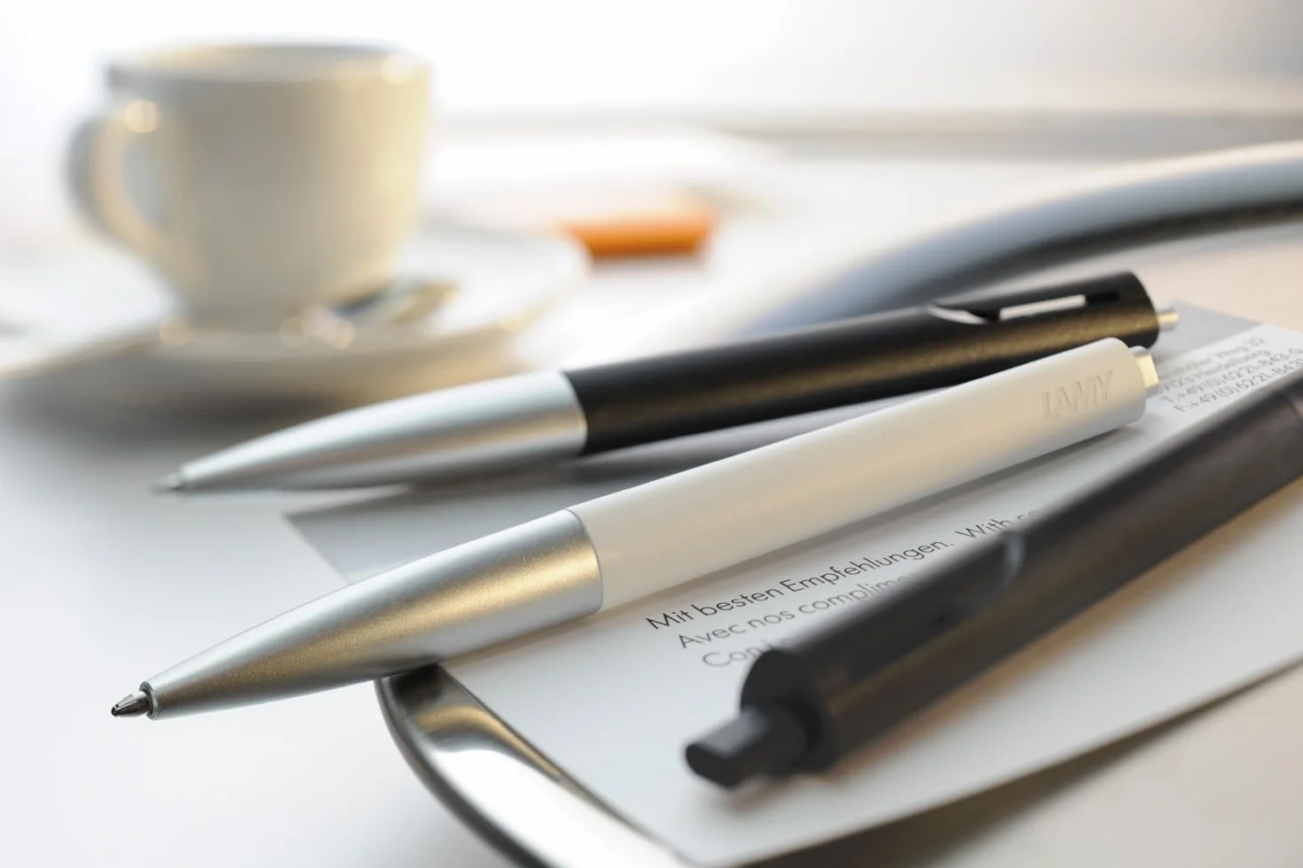 LAMY noto długopis 283 – długopis w kolorze biało-srebrnym z mechanizmem naciskowym – z wkładem o dużej pojemności – linia pisania M