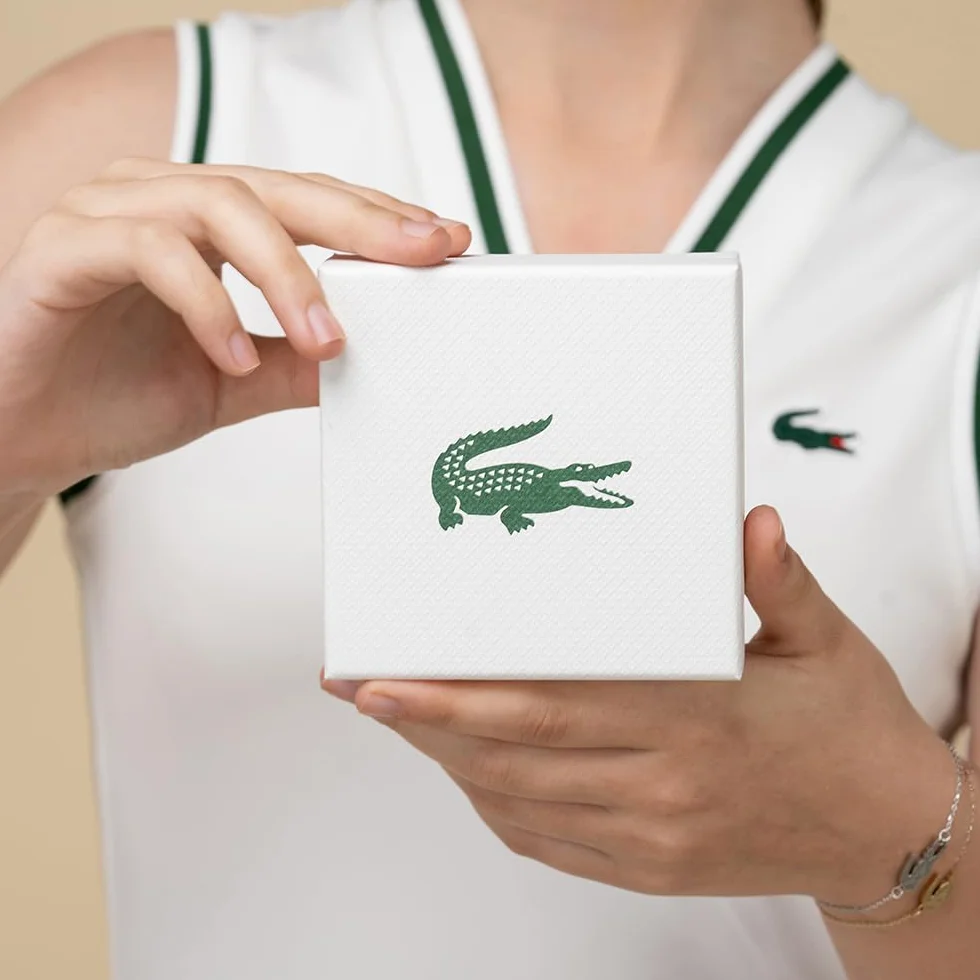 Lacoste MATCHPOINT Collection Bransoletka na naszyjnik ze sztucznymi perełkami z różnymi urokami w kolorze żółtego złota i kolczykami ze sztucznych pereł z żółtym złotem krokodylem