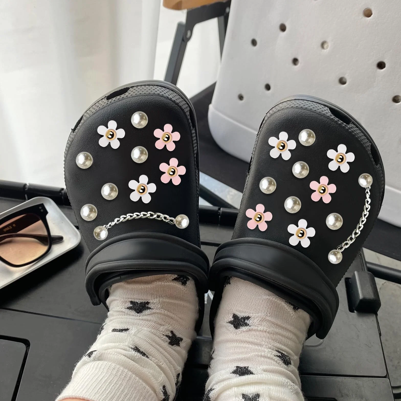 Zawieszki na buty dla dziewczynek, 20 sztuk zawieszek do butów, ozdoby do butów, kwiatowe ozdoby do butów z guzikami, zawieszki krokodylkowe dla dzieci, biżuteria do butów typu Crocs Clog,
