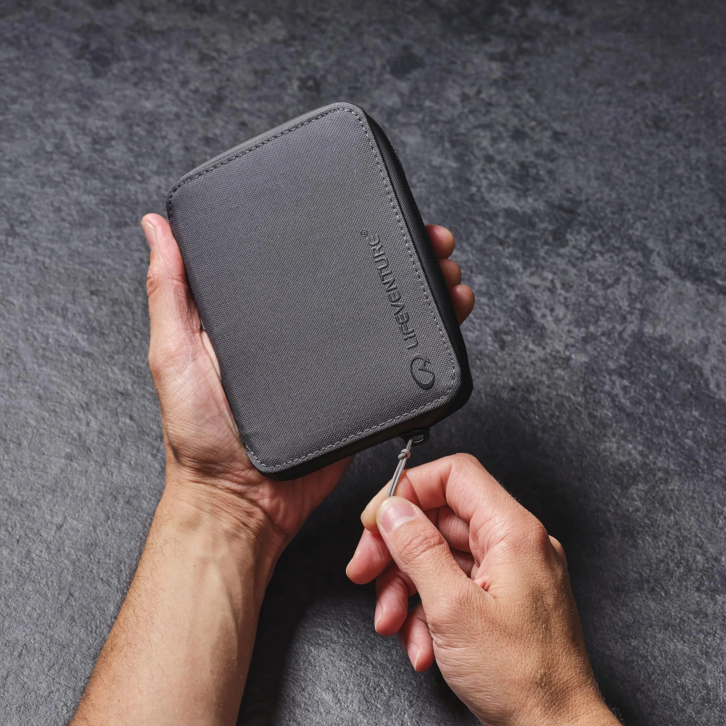 Lifeventure Mini portfel podróżny z ochroną RFID – składany portfel z zamkiem błyskawicznym i etui na paszport do podróży, przyjazny dla środowiska, materiał nadający się do recyklingu (szary)
