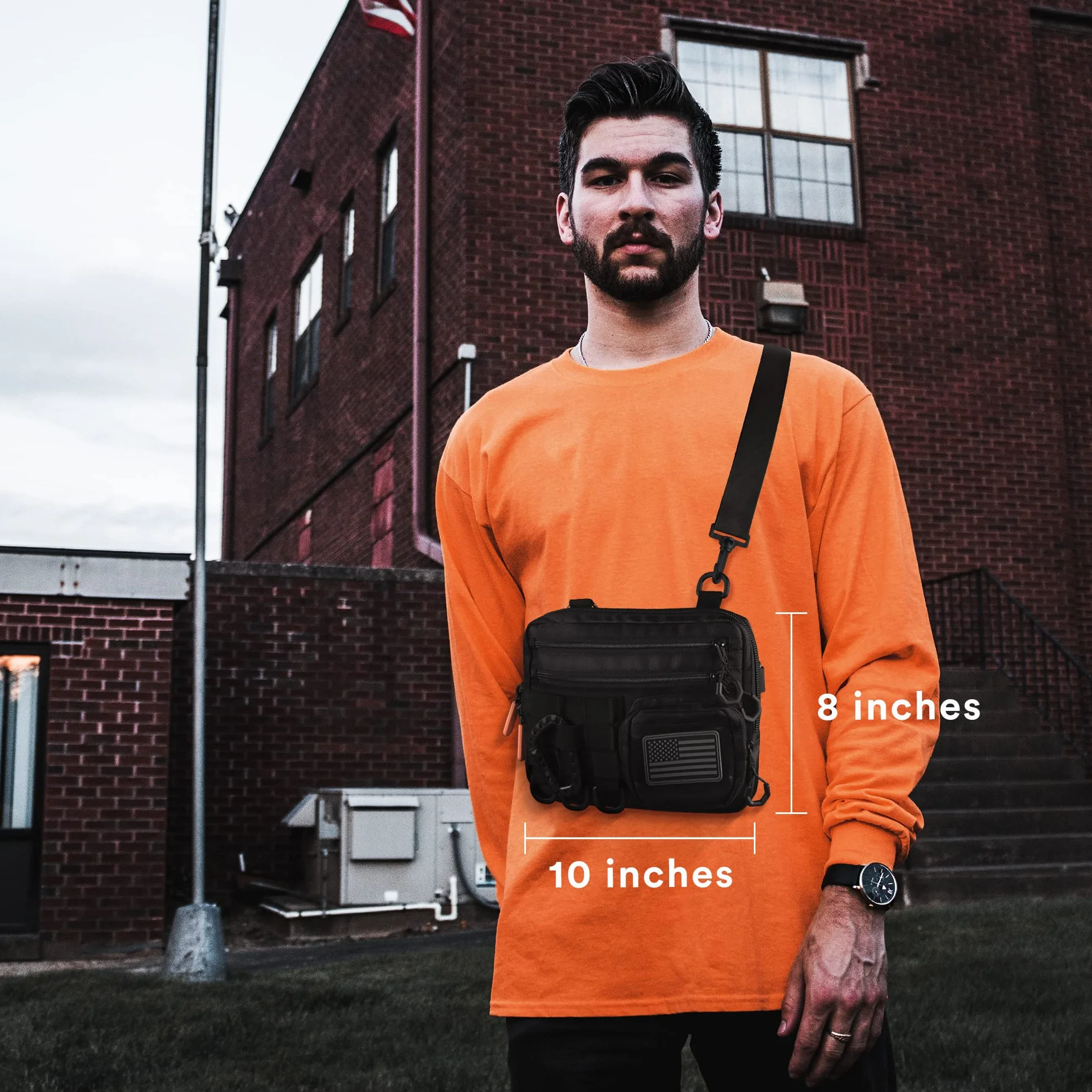 Fitdom Czarna mała taktyczna torba listonoszka dla mężczyzn. Ten EDC ma wiele sposobów noszenia jako chusta, ramię, crossbody, talia.