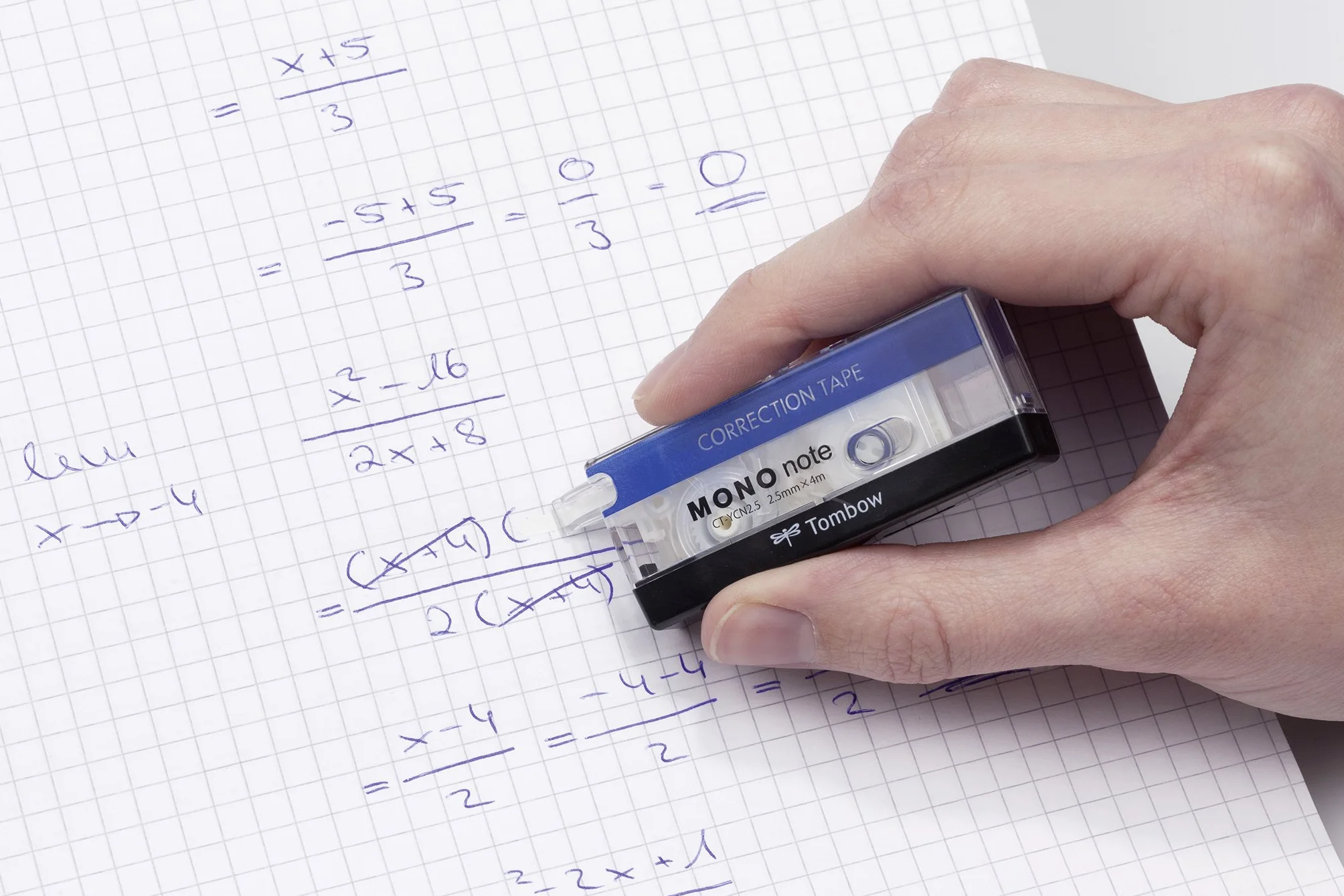 Tombow CT-YCN2.5-B korektor mono nuta z boku, 2,5 mm x 4 m, czarny/niebieski/biały