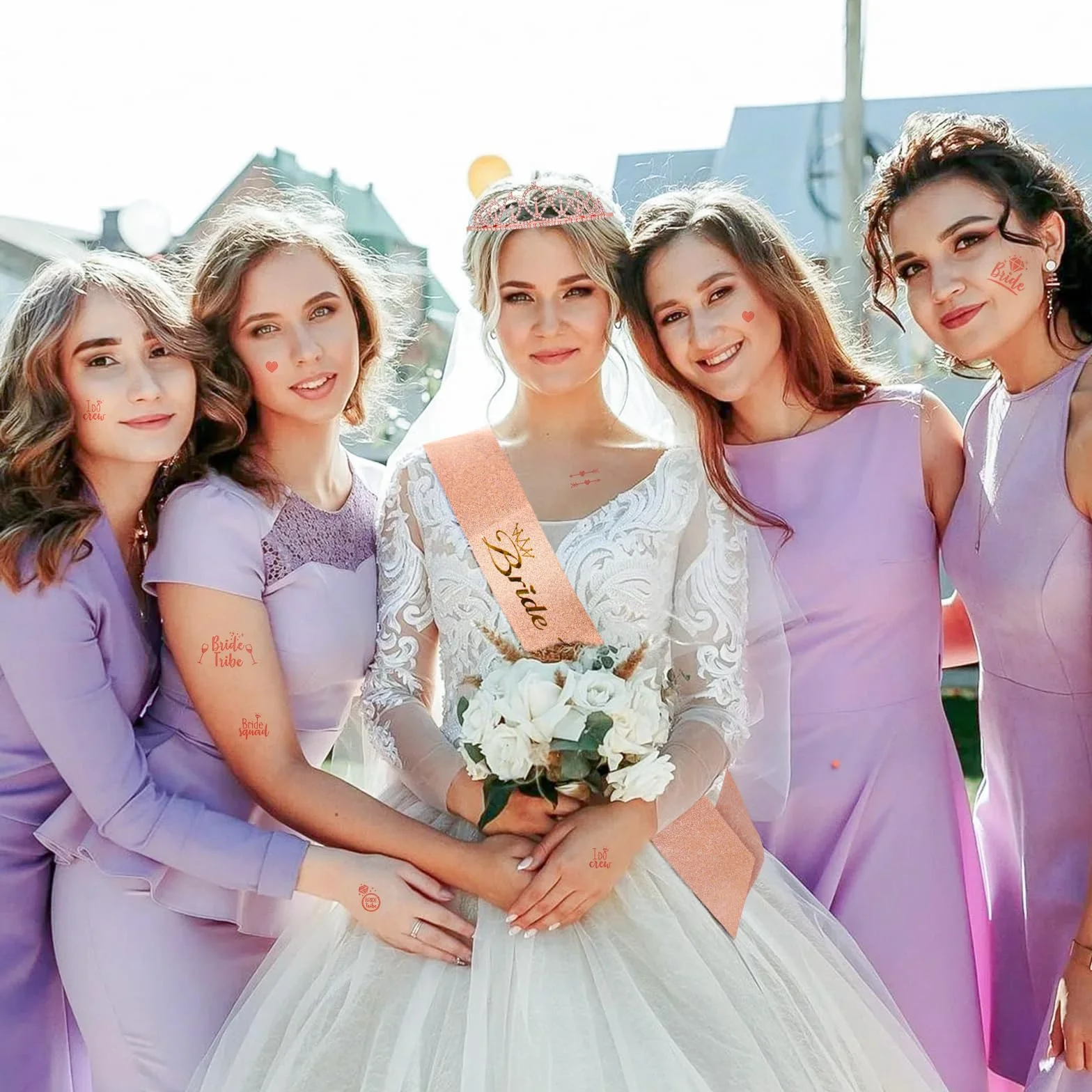 Bride to Be szarfa i welon, 16 sztuk dekoracji na wieczór panieński, akcesoria JGA dla kobiet, 10 bransoletek dla panny młodej, 1 bransoletka dla panny młodej, szarfa, welon, odznaka, tiara, tatuaż