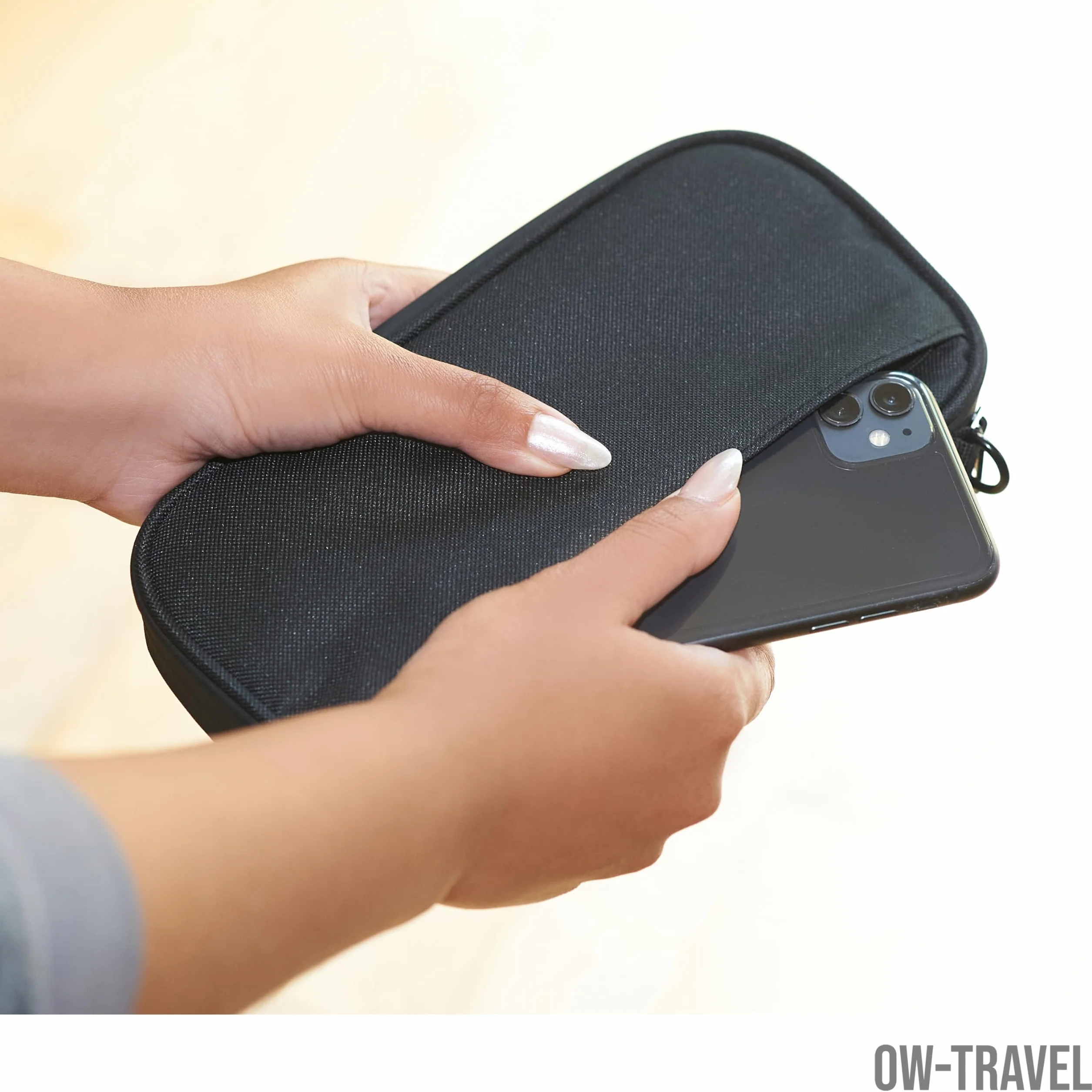 OW-Travel Etui na Paszport i Dokumenty (czarny) z ochroną RFID. Pojemne etui na paszport 4 paszporty na bilety lotnicze. Dołączone paski na nadgarstek i szyję bez użycia rąk