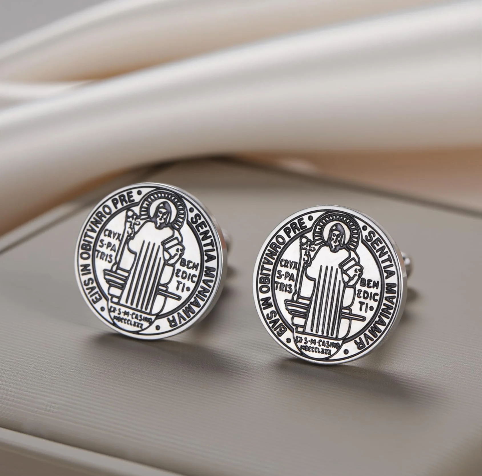 Medal św. Benedykta spinki do mankietów San Benito spinki do mankietów krzyż patron święty amulet katolicka biżuteria religijny prezent koszula spinki do mankietów akcesoria