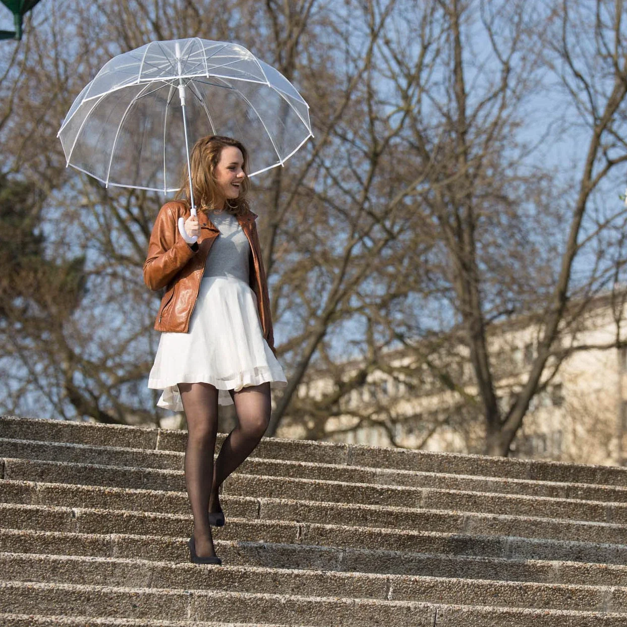 Duży parasol SMATI z przezroczystą laską - Wiatroodporny; 12 lasek z włókna szklanego; Średnica=40 cali; Automatyczne otwieranie; Parasol mieszany; Biały kolor obramowania.