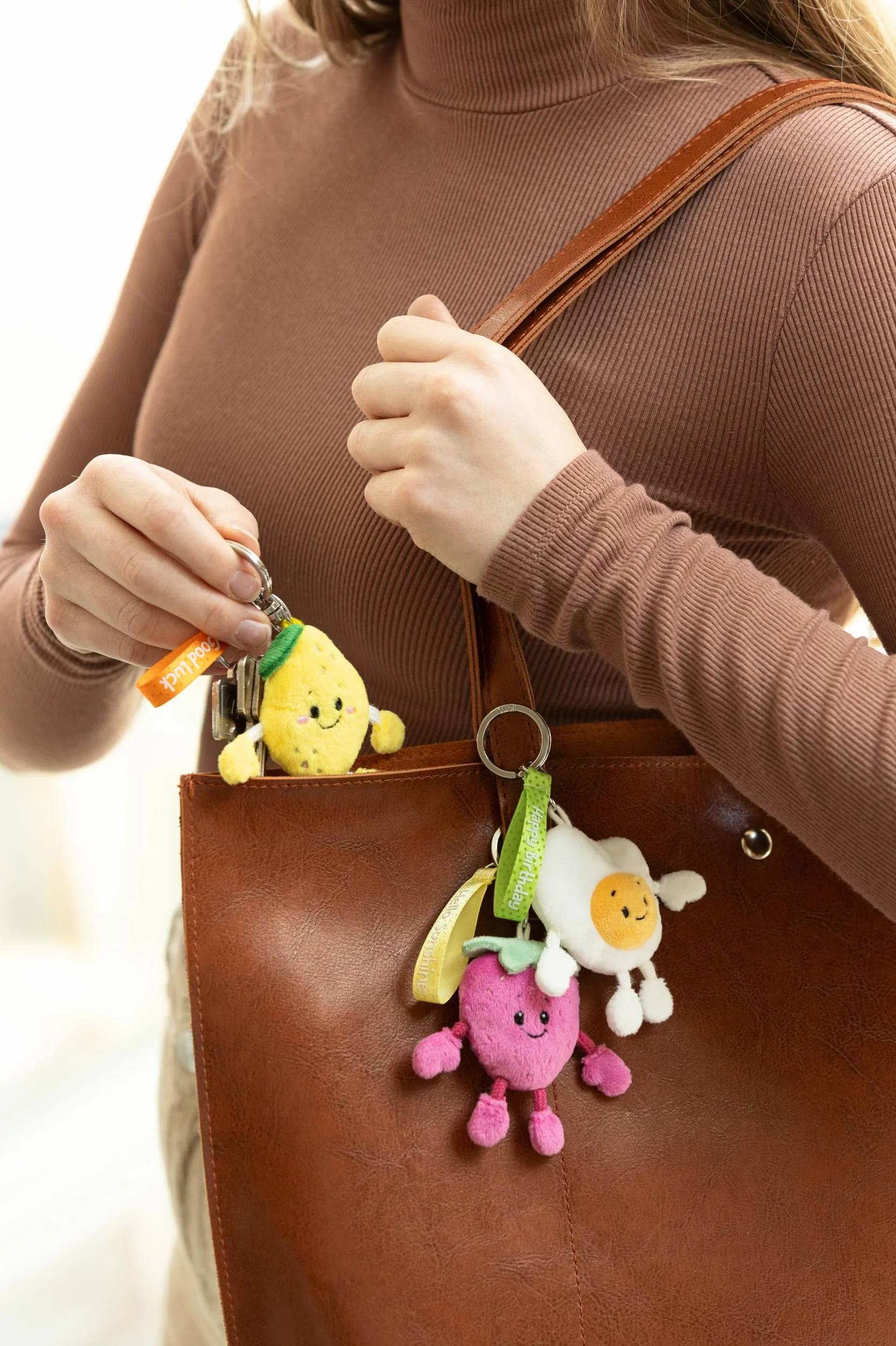 NICI 61803 breloczek do kluczy truskawka zawsze przy Tobie, 7 cm, czerwony - towarzysz do plecaka lub torby, uchwyt na klucze dla małych i dużych | 61803