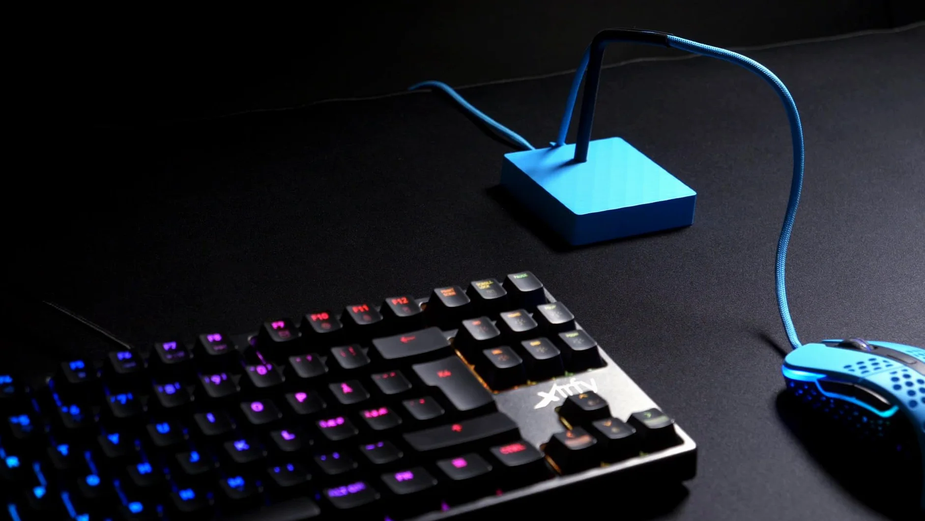 Xtrfy B4, Mouse Bungee dla większego komfortu gry, elastyczny uchwyt na kabel myszy do gier, stabilna podstawa, antypoślizgowy spód, praktyczny i kompaktowy, Miami Blue