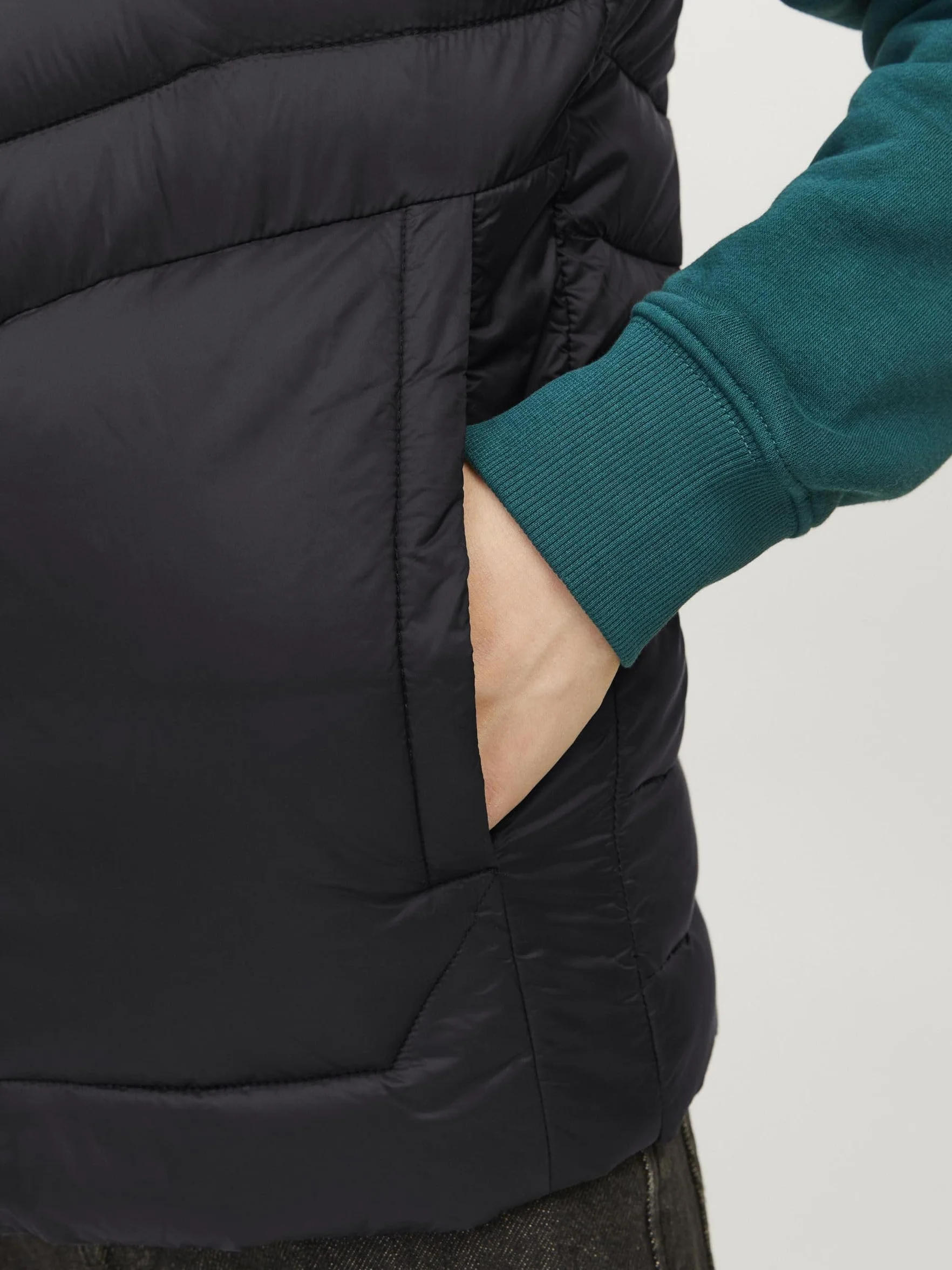 JACK&JONES JUNIOR Chłopięca kamizelka puchowa JJESPRINT Hood NOOSMNI, czarny/szczegóły: SOLID, 116, czarny/szczegół: solidny., 116