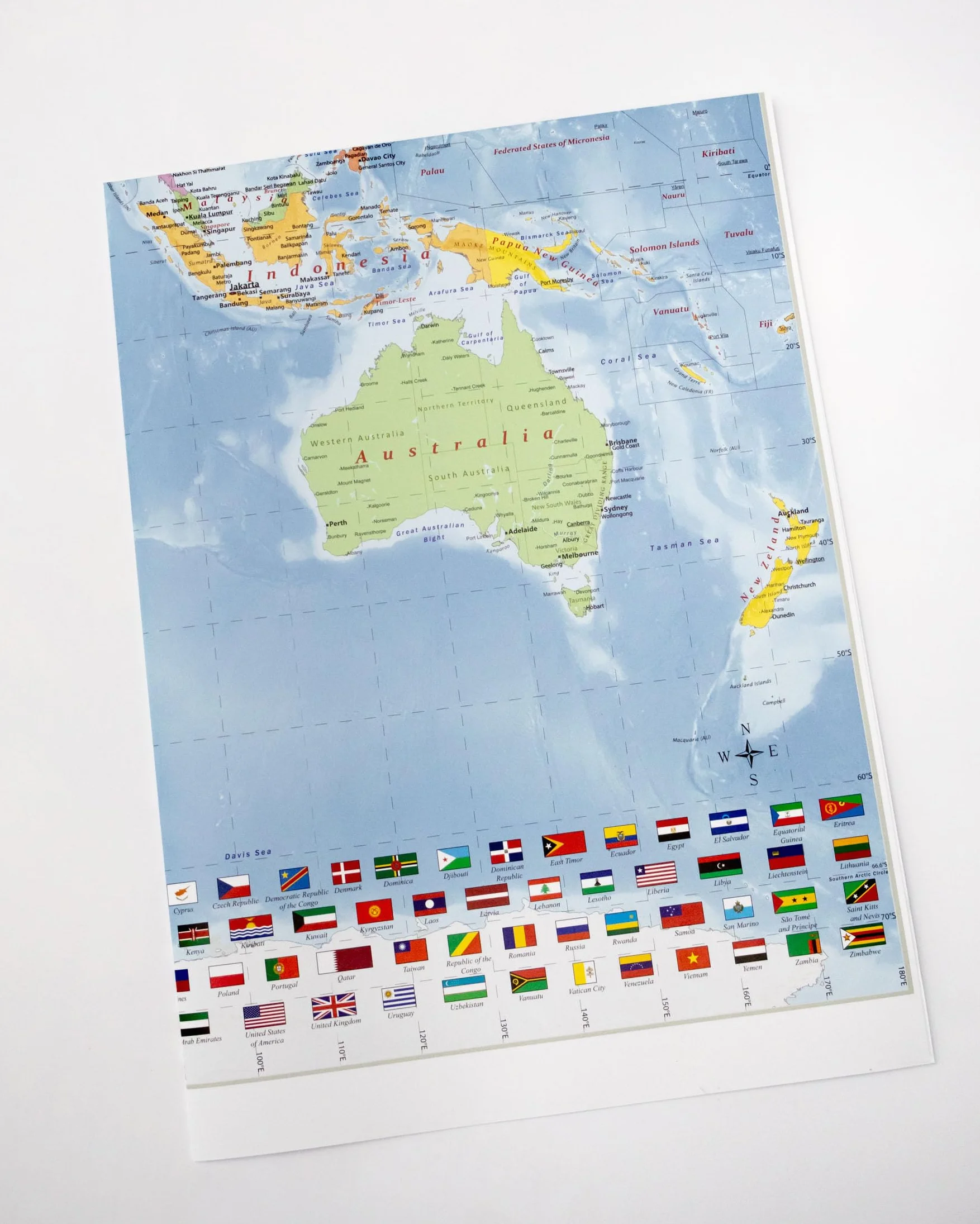 GeoMetro mapa świata 100x70 cm, wydana w 2024 roku, składana wersja z flagami świata