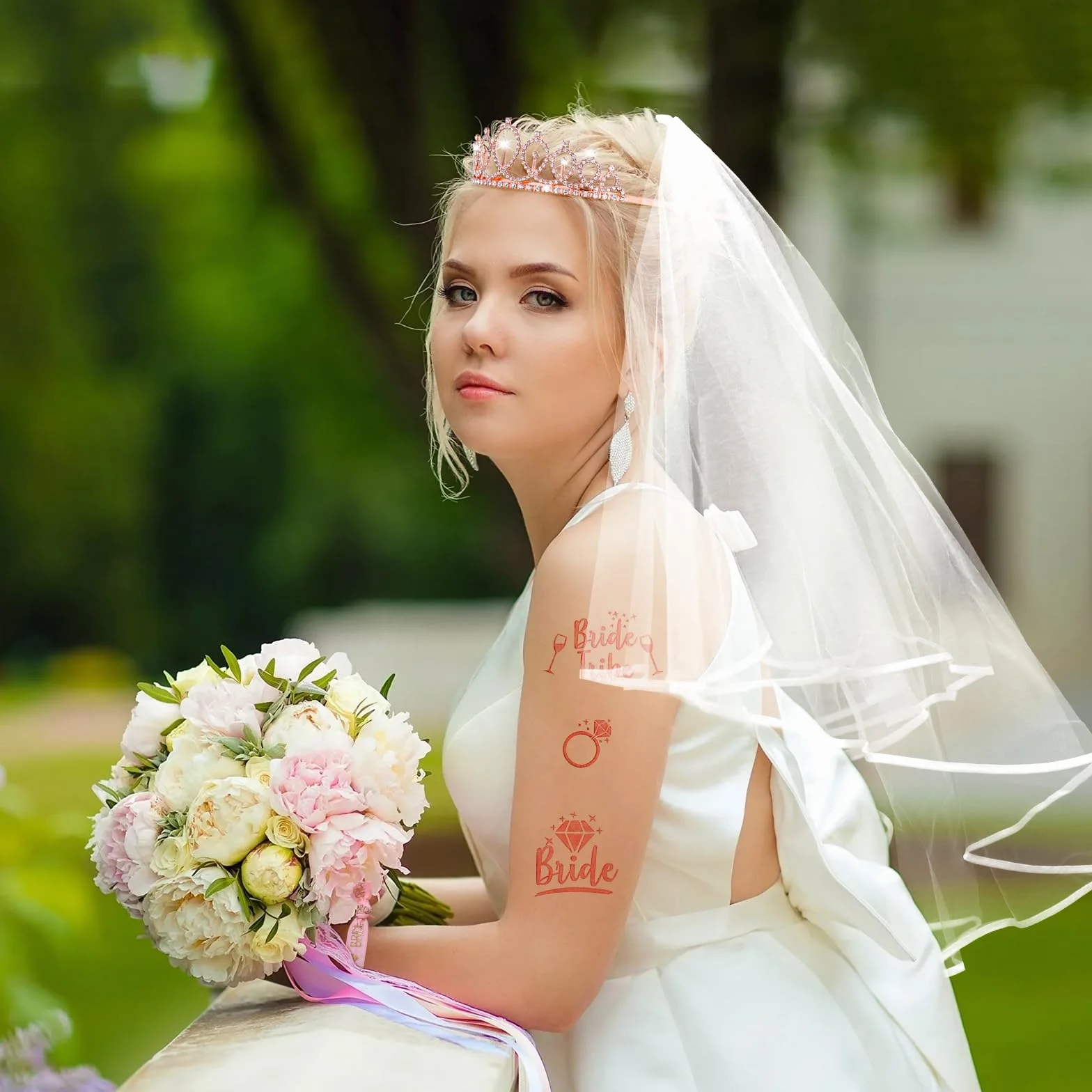 Bride to Be szarfa i welon, 16 sztuk dekoracji na wieczór panieński, akcesoria JGA dla kobiet, 10 bransoletek dla panny młodej, 1 bransoletka dla panny młodej, szarfa, welon, odznaka, tiara, tatuaż