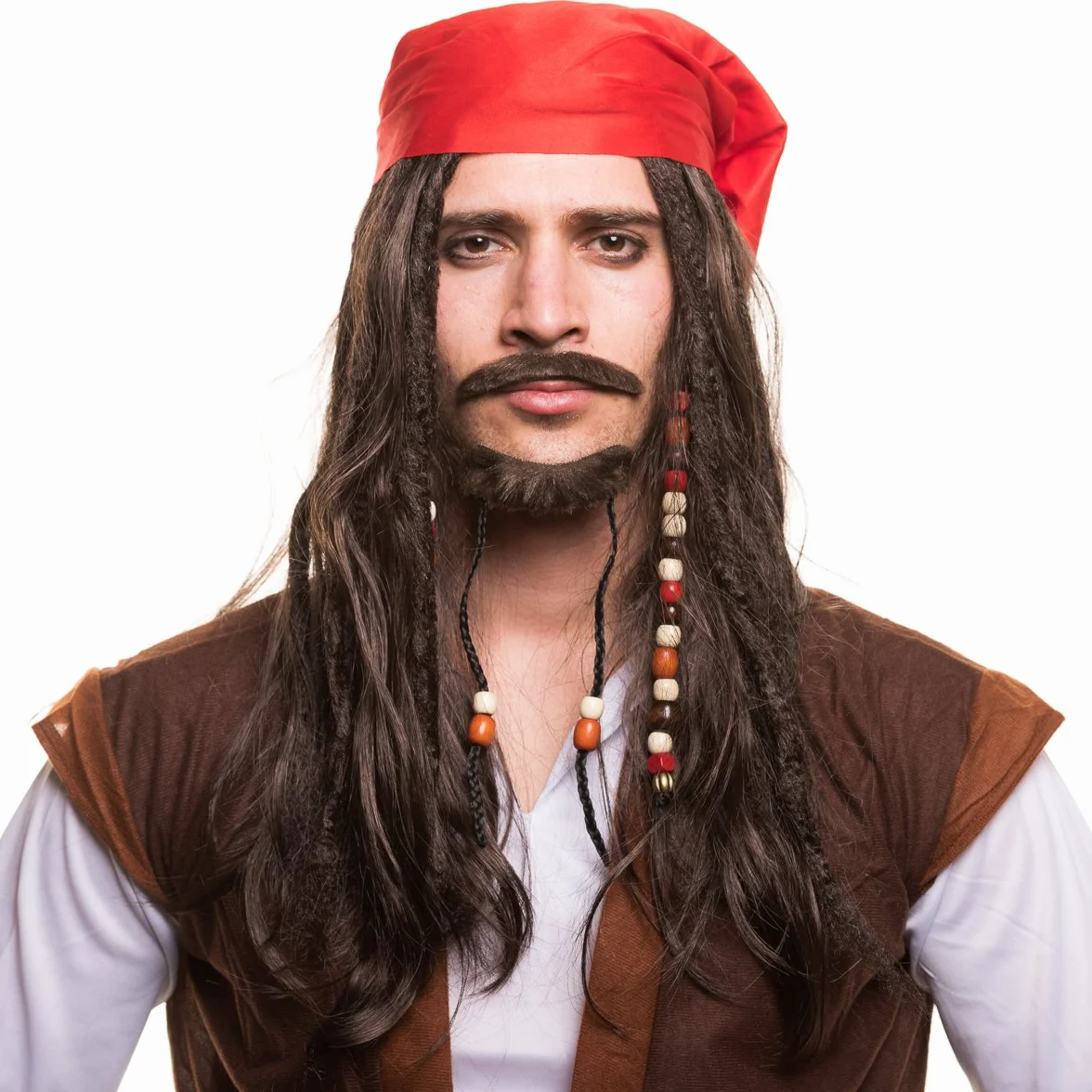 Piracka peruka z perami i czerwon chustk dla idealnego kostiumu pirata na przebieranki i karnawa.