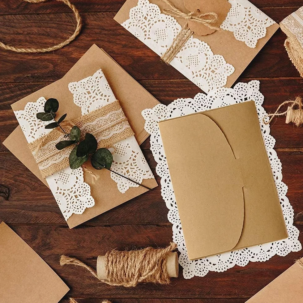 50 sztuk papier kraft koperty, koperta na pocztówkę, kreatywny retro uroczy koperta w kształcie serca, na ślub, prezenty urodzinowe (16 cm x 10,5 cm)