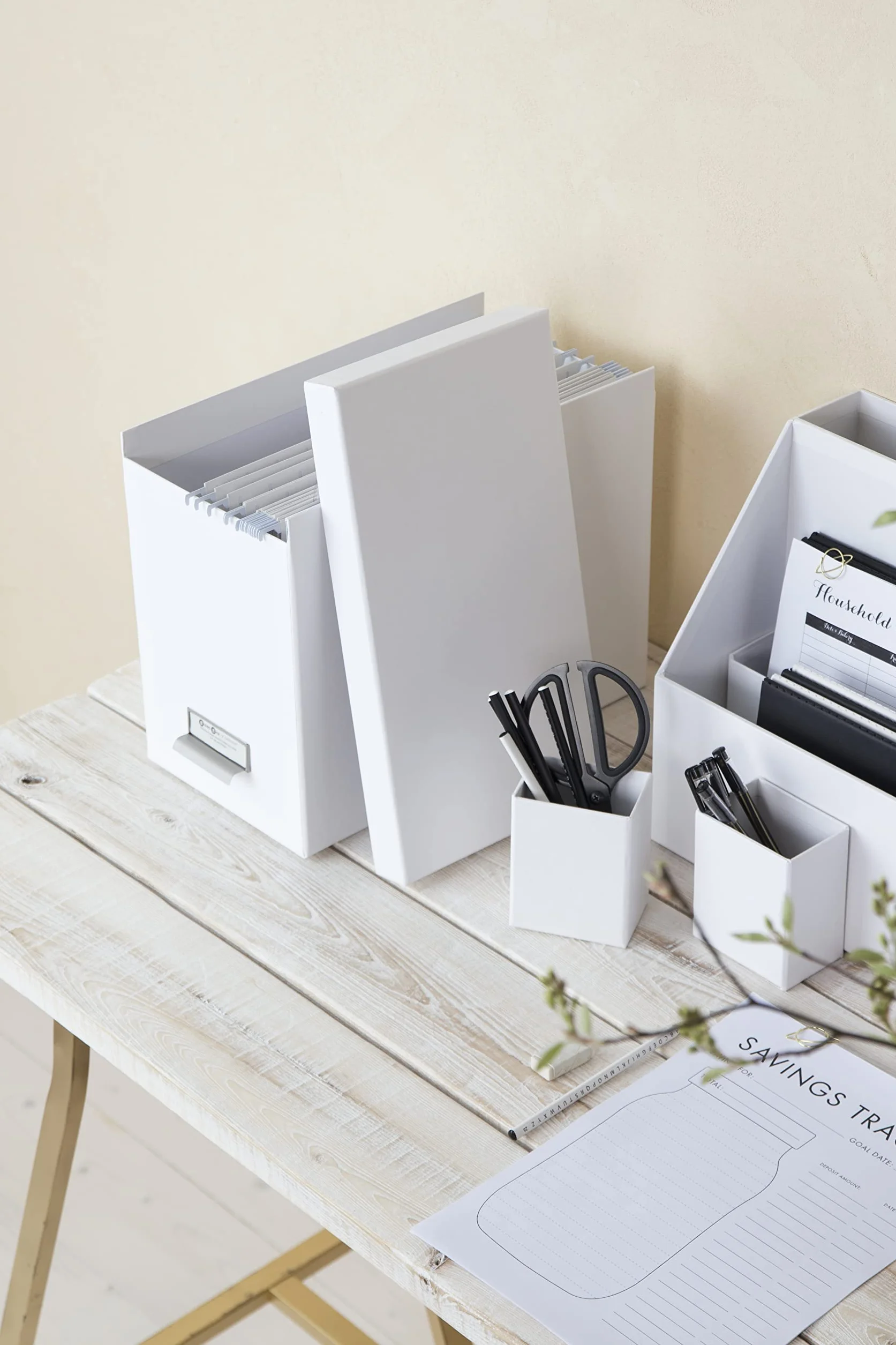 Bigso Box of Sweden JOHAN wiszące pudełko na teczki z pokrywką – stylowe pudełko archiwalne z 8 skoroszytami – pudełko na teczki wiszące z płyty pilśniowej i papieru, kolor biały