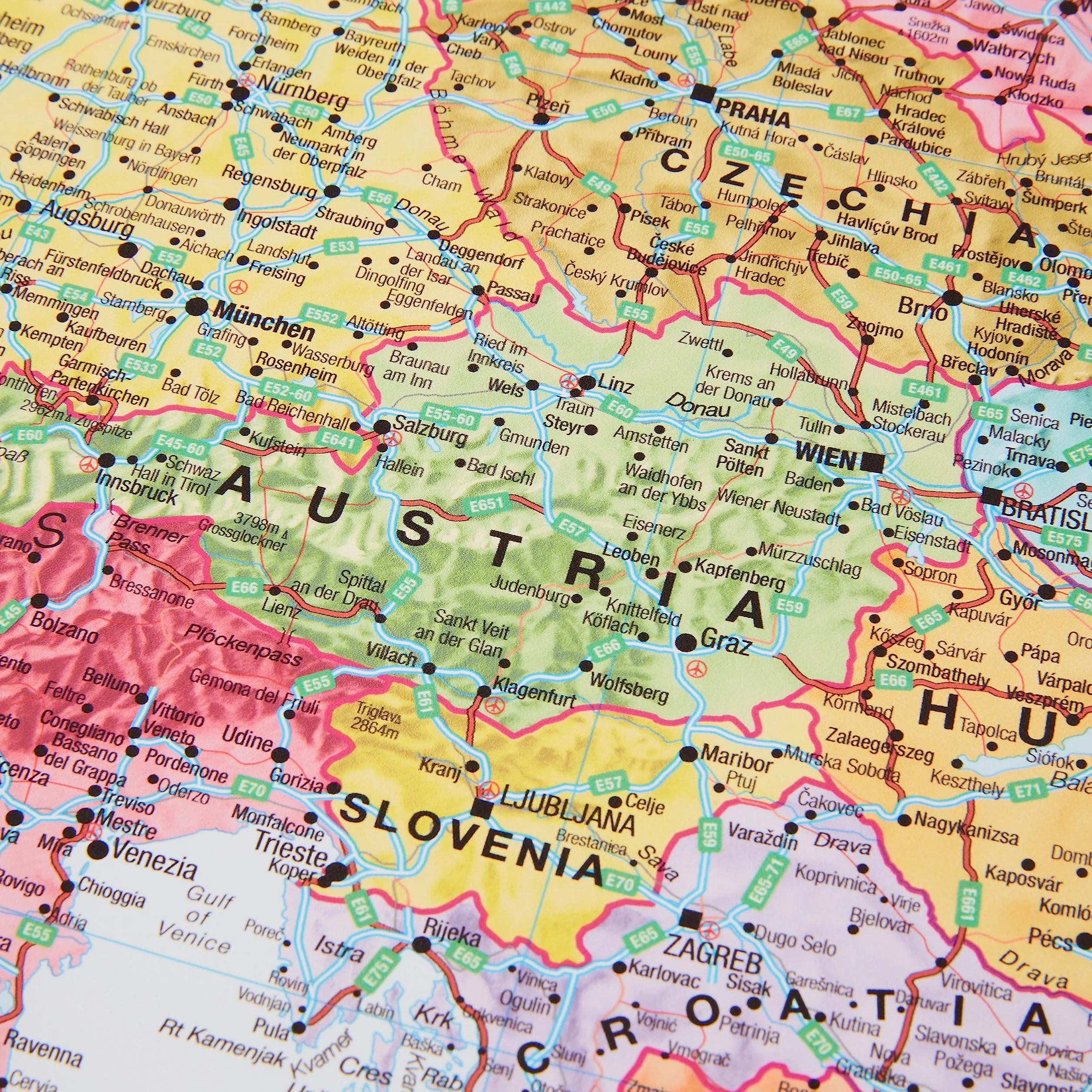 Maps International Duża mapa ścienna Europy (polityczna) - arkusz przedni laminowany - 118,9 cm (szer.) x 84,1 cm (wys.)