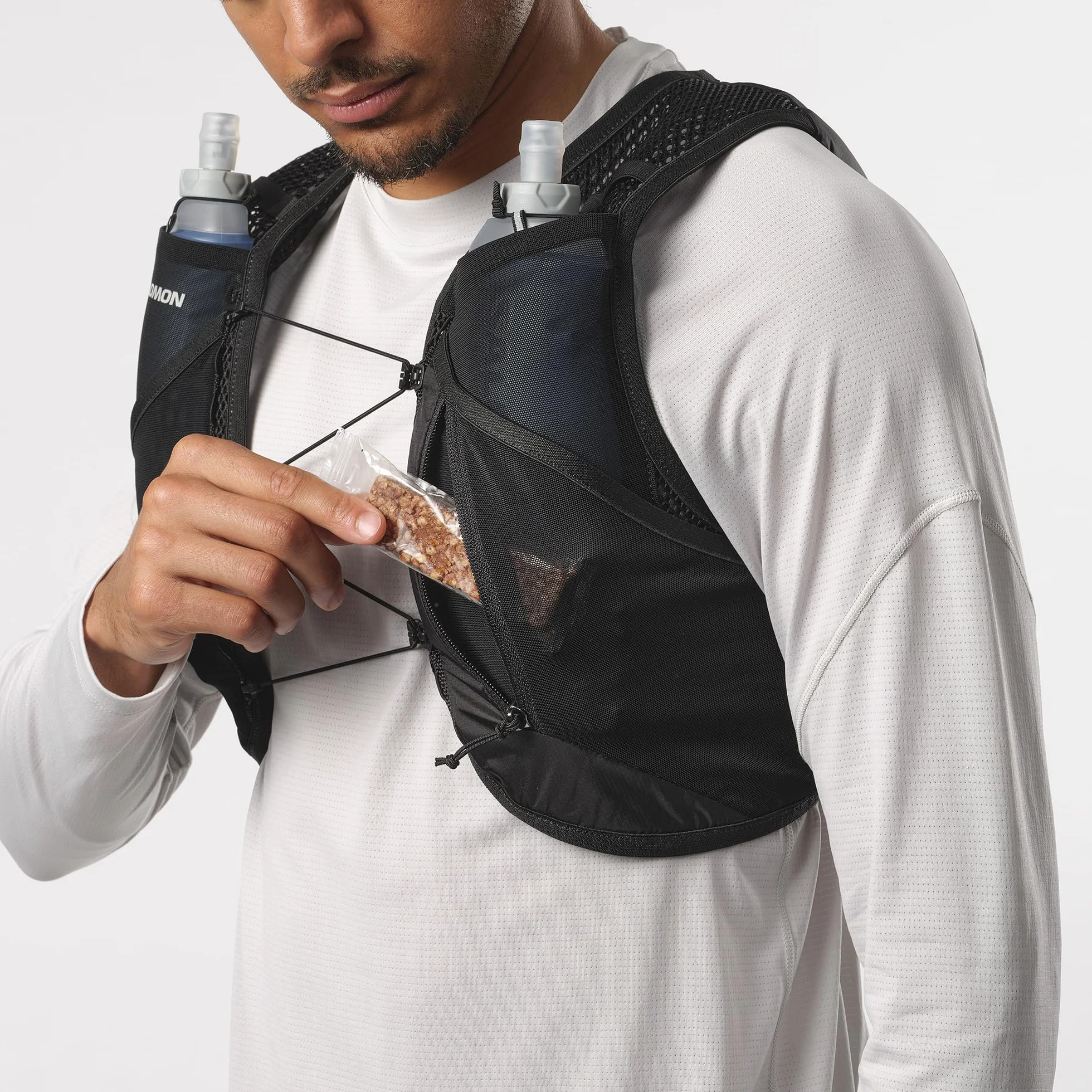 Salomon Active Skin 4 Unisex kamizelka nawadniająca do biegania szlak turystyczny z butelkami w zestawie, precyzyjne dopasowanie, 4 l i zoptymalizowane przechowywanie, czarna, XL