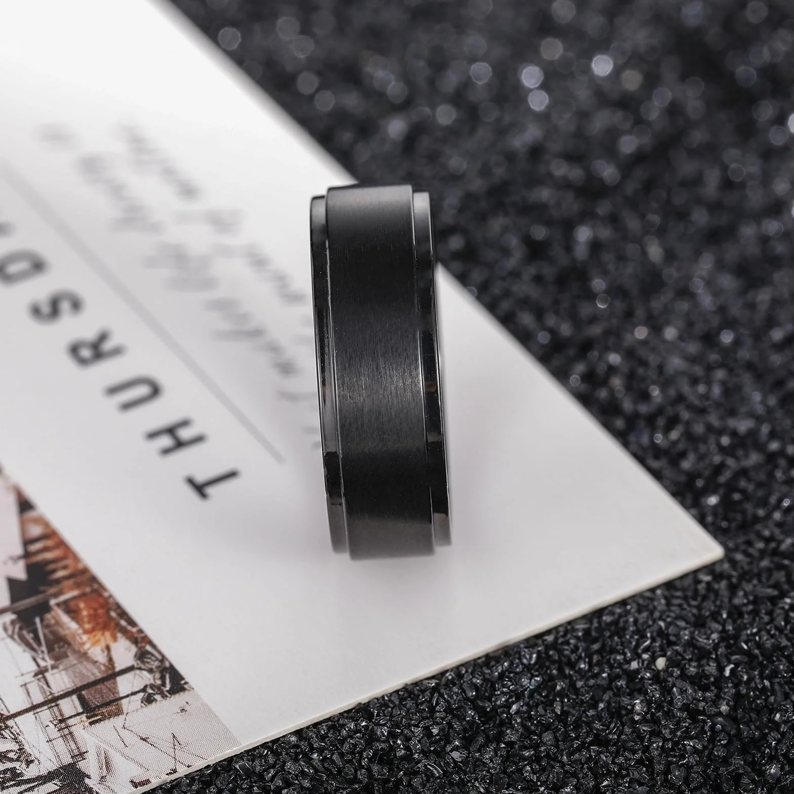 Obrączki ślubne czarne z grawerunkiem, pierścionek z tytanu 4 mm/6 mm/8 mm/10 mm szczotkowane pierścionki partnerskie proste i proste modna biżuteria pierścionki partnerskie rozm. 47-75