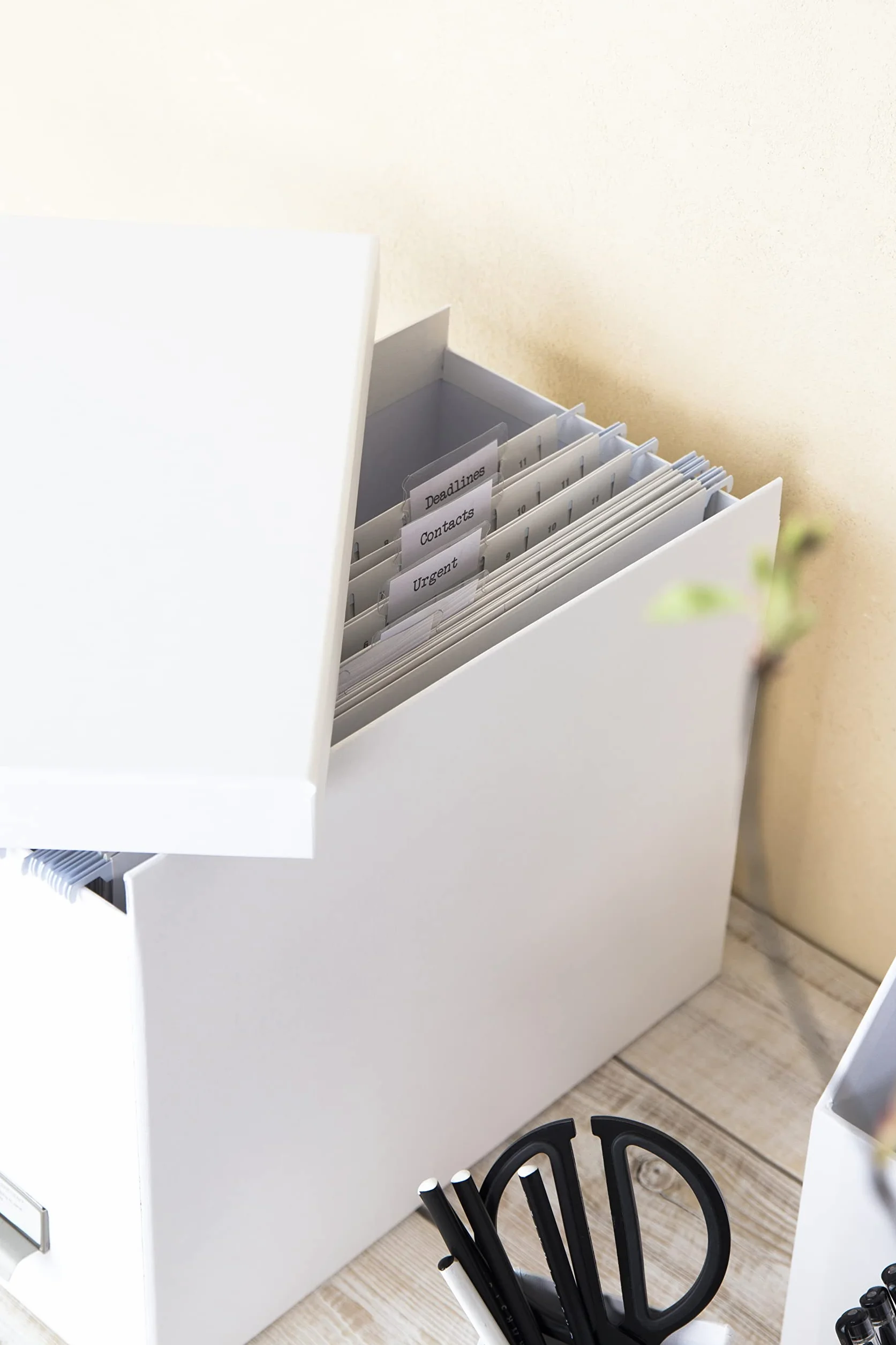 Bigso Box of Sweden JOHAN wiszące pudełko na teczki z pokrywką – stylowe pudełko archiwalne z 8 skoroszytami – pudełko na teczki wiszące z płyty pilśniowej i papieru, kolor biały
