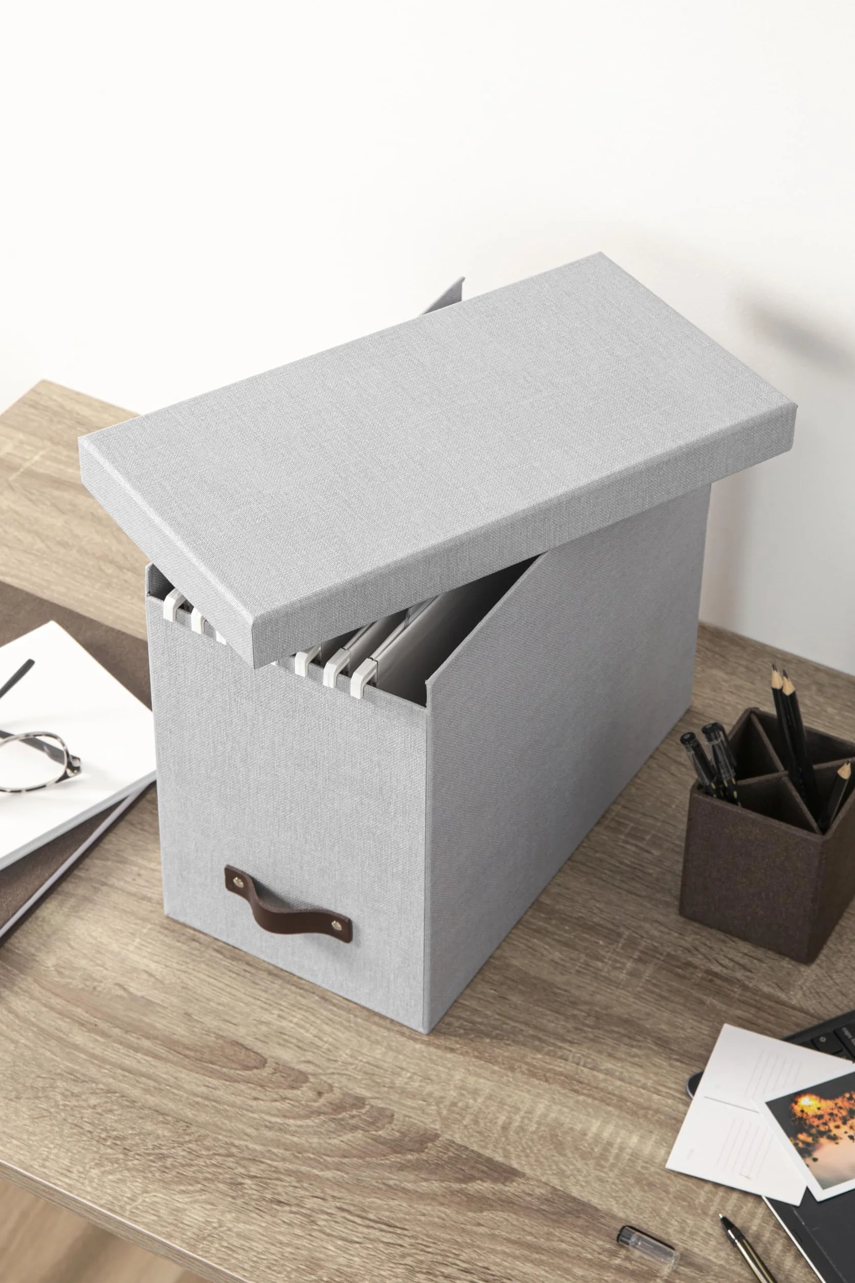 Bigso Box of Sweden JOHAN Pudełko z pokrywką – stylowe pudełko archiwalne z 8 zawieszanymi skoroszytami – pudełko na teczki wiszące z płyty pilśniowej i papieru o stylowym wyglądzie lnu – jasnoszare